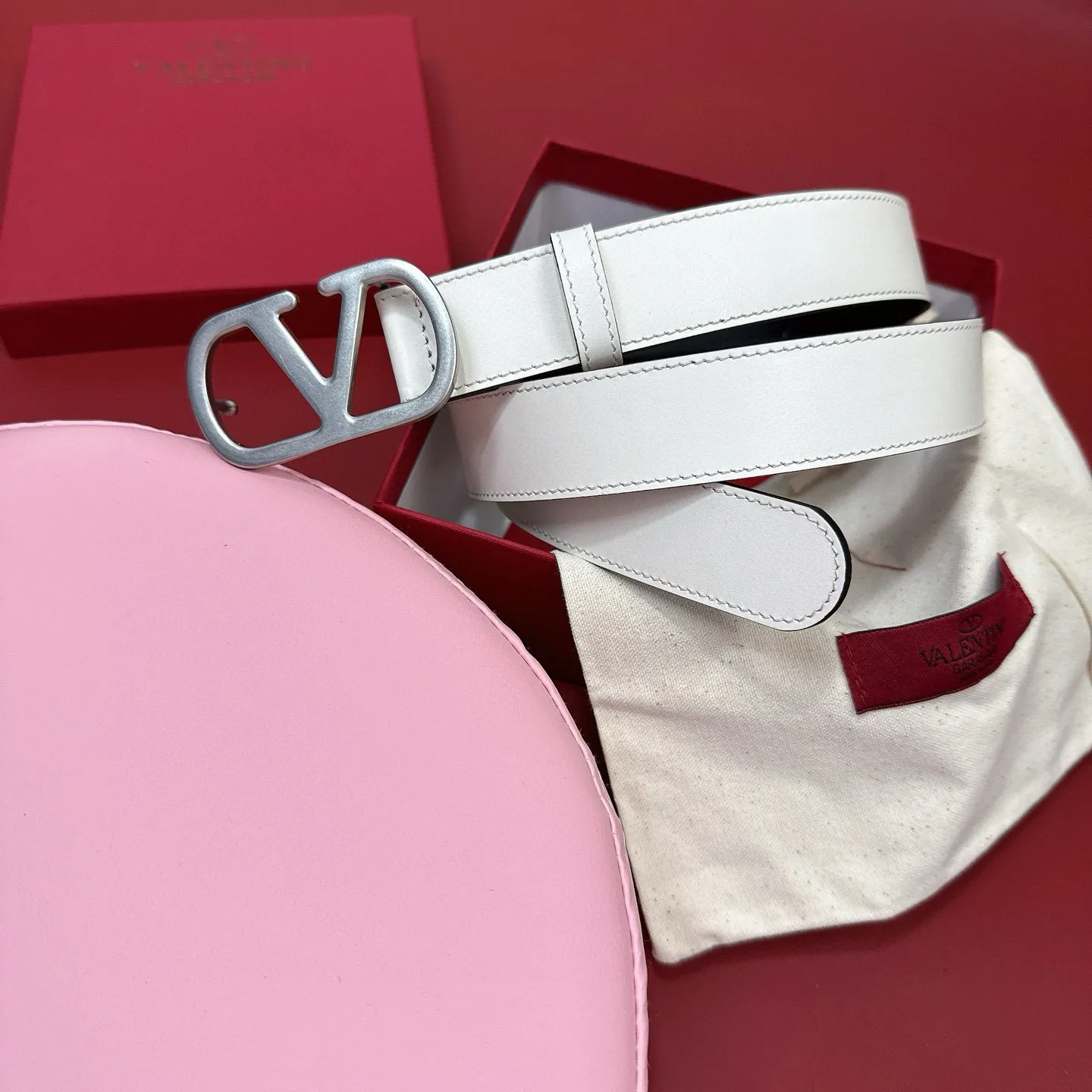 💰440💰Full package💰 💍Purchasing-grade Valentino -VLOGO SIGNATURE buckle, glossy calfskin belt -Swarovski diamond glossy buckle -Imported calfskin material, plain belt body -Width: 3 cm