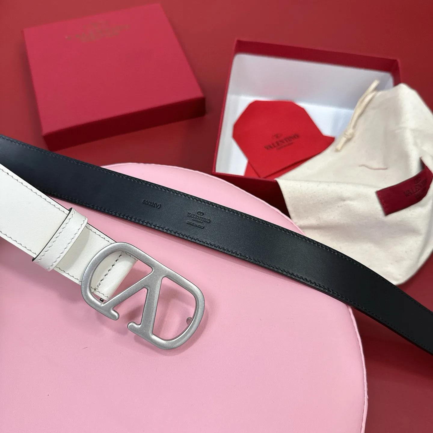 💰440💰Full package💰 💍Purchasing-grade Valentino -VLOGO SIGNATURE buckle, glossy calfskin belt -Swarovski diamond glossy buckle -Imported calfskin material, plain belt body -Width: 3 cm