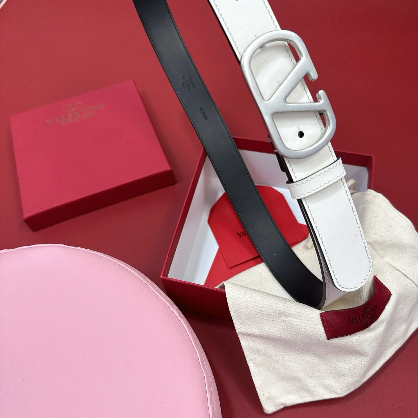 💰440💰Full package💰 💍Purchasing-grade Valentino -VLOGO SIGNATURE buckle, glossy calfskin belt -Swarovski diamond glossy buckle -Imported calfskin material, plain belt body -Width: 3 cm