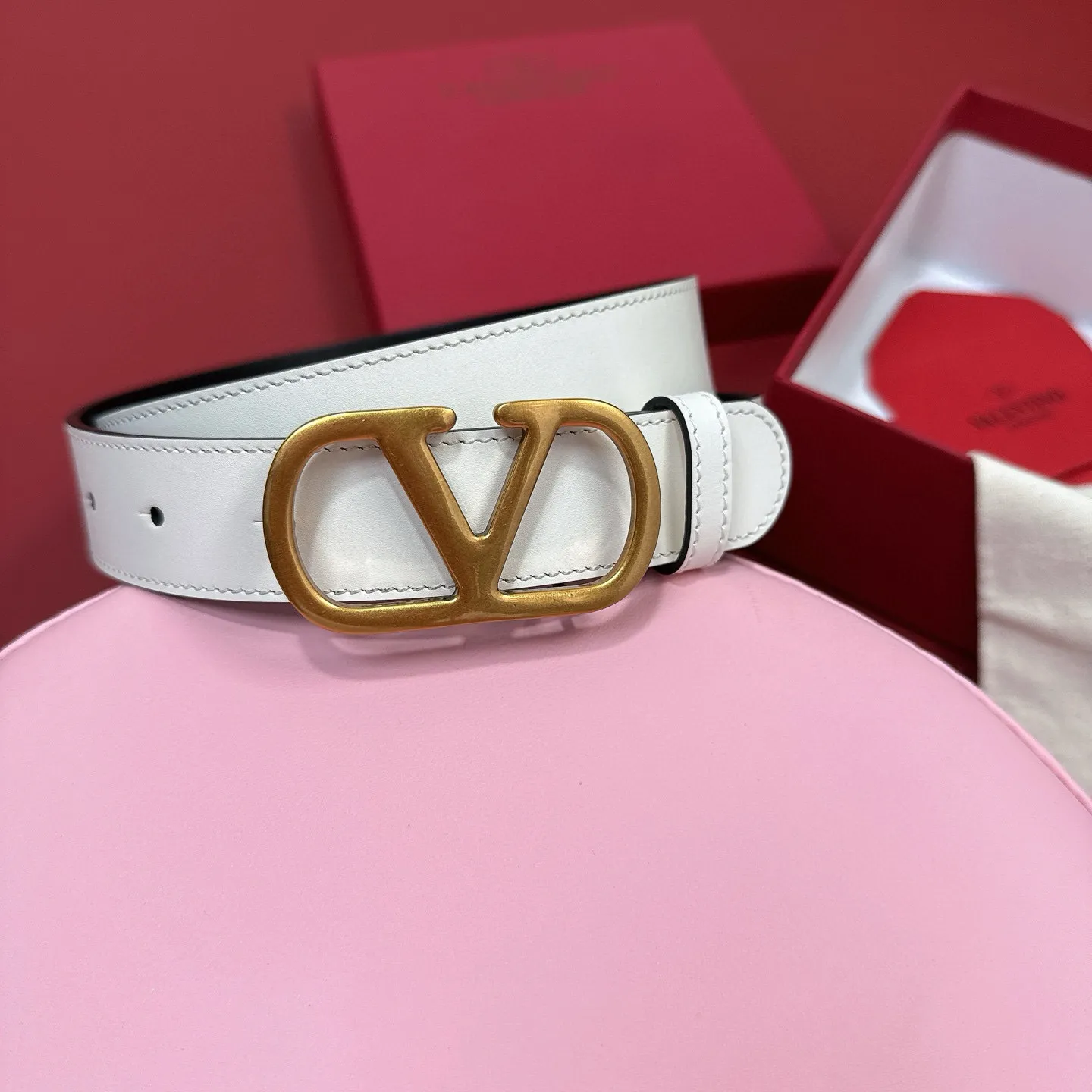 💰440💰Full package💰 💍Purchasing-grade Valentino -VLOGO SIGNATURE buckle, glossy calfskin belt -Swarovski diamond glossy buckle -Imported calfskin material, plain belt body -Width: 3 cm
