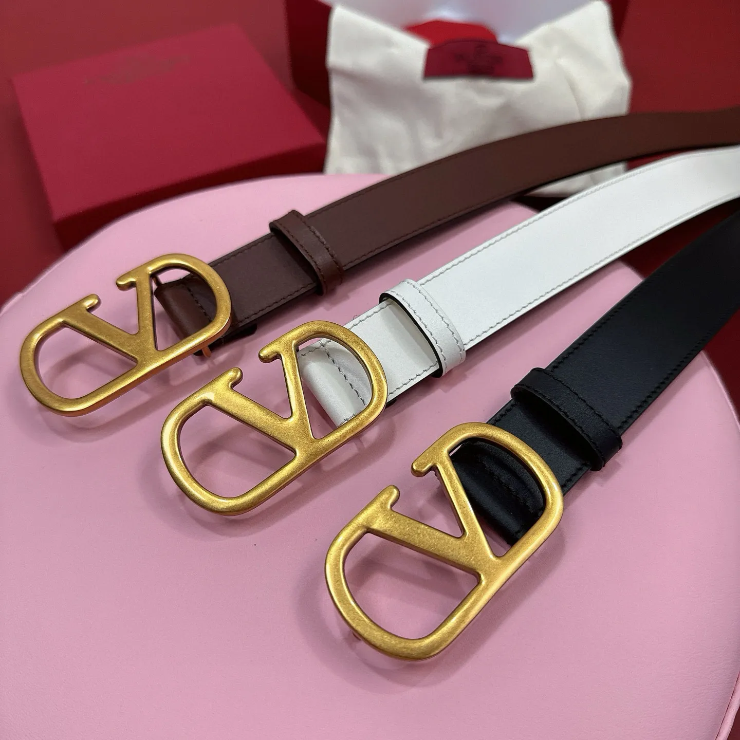 💰440💰Full package💰 💍Purchasing-grade Valentino -VLOGO SIGNATURE buckle, glossy calfskin belt -Swarovski diamond glossy buckle -Imported calfskin material, plain belt body -Width: 3 cm