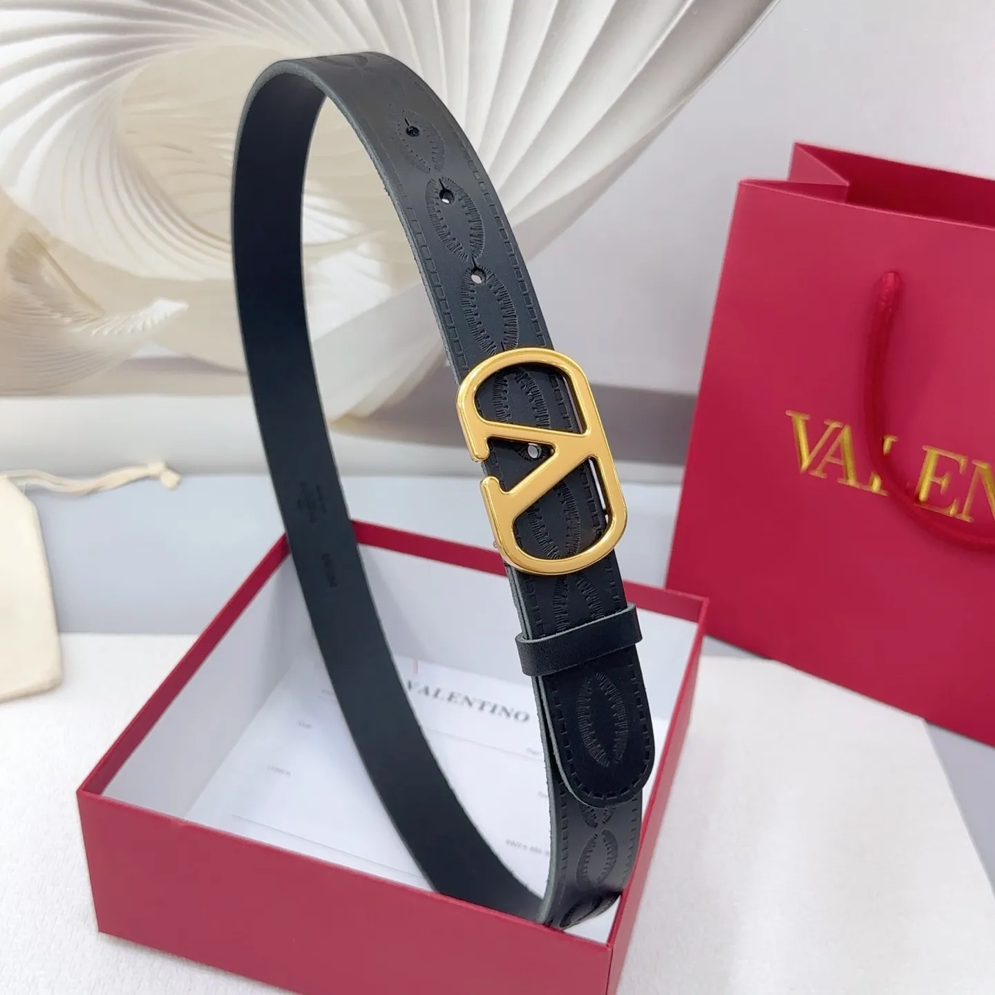 💰480💰Full package💰 💍Purchasing-grade Valentino belt⚡️🌹Width 3.0cm, double-sided first-layer cowhide⚡️🌹Length: .75.80.85.9095.100 Euro, original copper hardware buckle molded and customized⚡️🌹