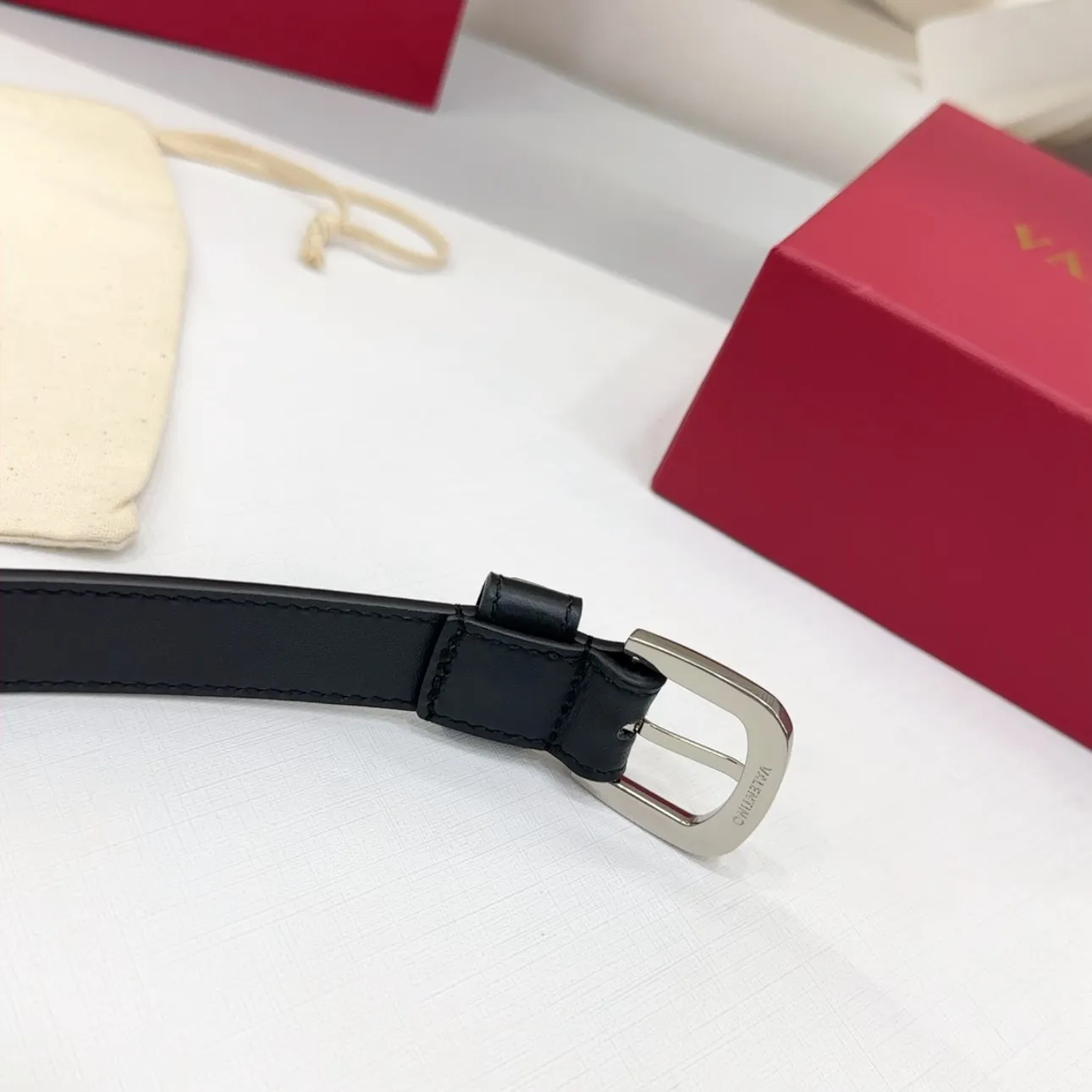 💰480💰Full package💰 💍Purchasing-grade Valentino belt ⚡️2.5cm ⚡️Double-sided first-layer cowhide ⚡️Length: .75.80.85.9095.100 Euro, copper hardware pin buckle original mold opening and customization to celebrate][Celebration][Celebration]