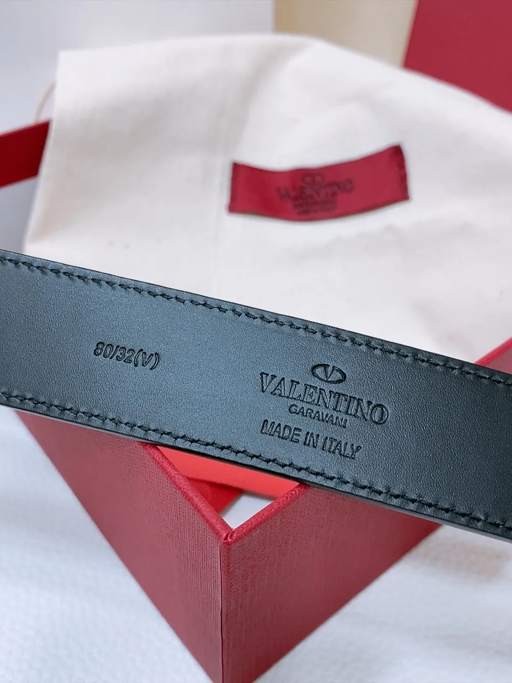 💰480💰Full package💰 💍Purchasing-grade Valentino VLOGO SIGNATURE buckle, decorated with Swarovski® imitation pearls -Swarovski diamond pattern buckle -Imported calfskin material, plain belt body -Width: 3 cm
