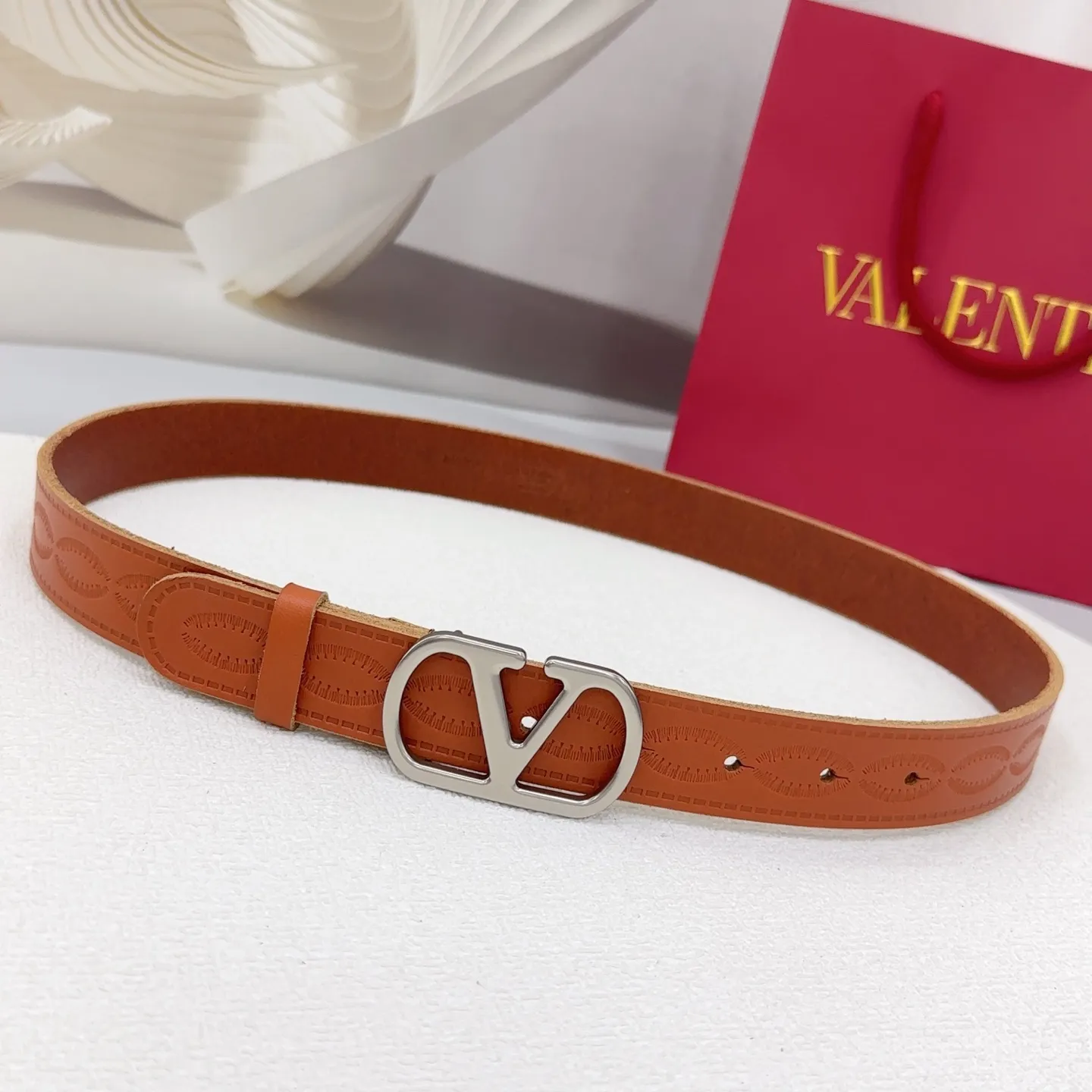 💰480💰Full package💰 💍Purchasing-grade Valentino belt⚡️🌹Width 3.0cm, double-sided first-layer cowhide⚡️🌹Length: .75.80.85.9095.100 Euro, original copper hardware buckle molded and customized⚡️🌹