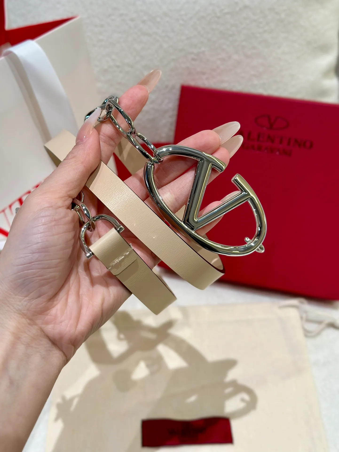 💰520💰Full set of packaging💰 💍Valentino, genuine grade, real shot of large goods‼ ️ Chain waist chain, brick buckle, with super chic feel, retro fork looks elegant, fashionable and individual! It's really smart and cute. It can be worn on the upper body to perfectly modify the figure. It's a must-have for fashion. ZP customization. The same brass material as the counter. Code number: 75.80.85.90.95