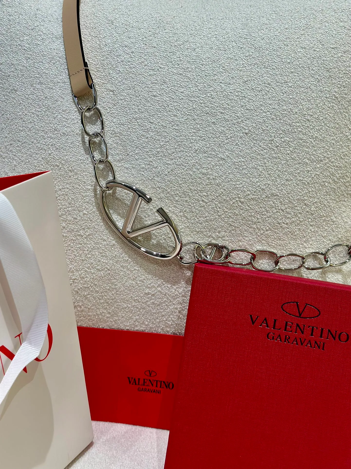 💰520💰Full set of packaging💰 💍Valentino, genuine grade, real shot of large goods‼ ️ Chain waist chain, brick buckle, with super chic feel, retro fork looks elegant, fashionable and individual! It's really smart and cute. It can be worn on the upper body to perfectly modify the figure. It's a must-have for fashion. ZP customization. The same brass material as the counter. Code number: 75.80.85.90.95