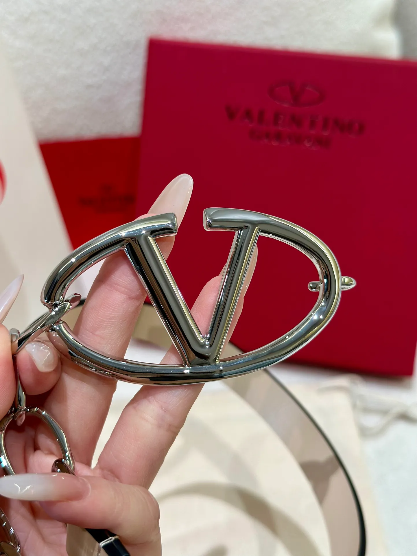 💰520💰Full set of packaging💰 💍Valentino, genuine grade, real shot of large goods‼ ️ Chain waist chain, brick buckle, with super chic feel, retro fork looks elegant, fashionable and individual! It's really smart and cute. It can be worn on the upper body to perfectly modify the figure. It's a must-have for fashion. ZP customization. The same brass material as the counter. Code number: 75.80.85.90.95
