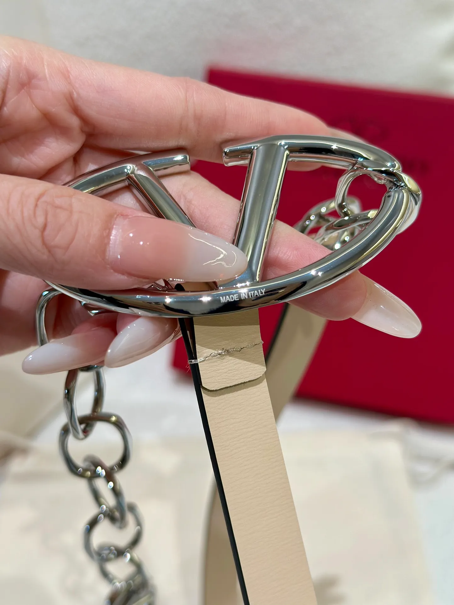 💰520💰Full set of packaging💰 💍Valentino, genuine grade, real shot of large goods‼ ️ Chain waist chain, brick buckle, with super chic feel, retro fork looks elegant, fashionable and individual! It's really smart and cute. It can be worn on the upper body to perfectly modify the figure. It's a must-have for fashion. ZP customization. The same brass material as the counter. Code number: 75.80.85.90.95