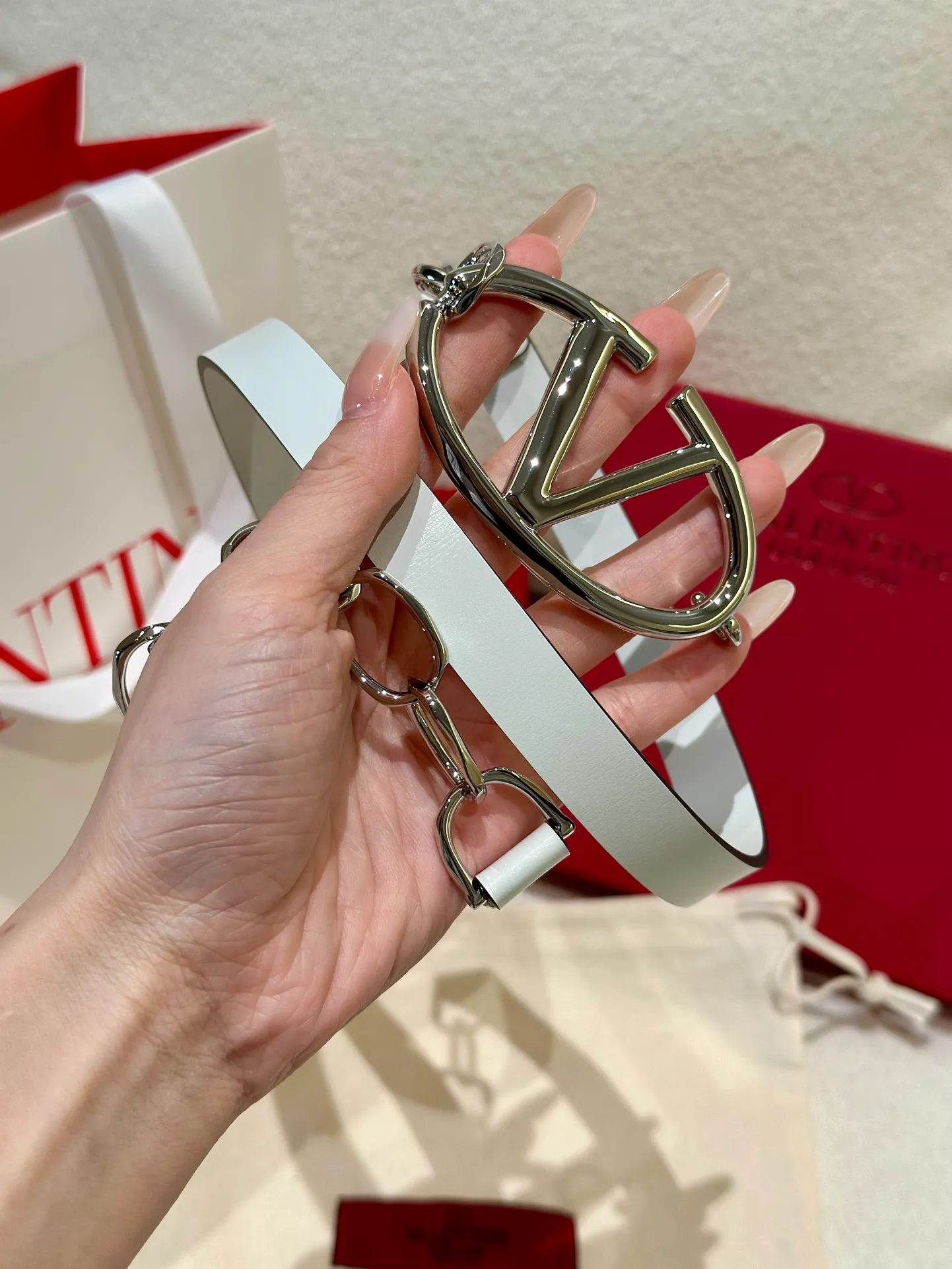 💰520💰Full set of packaging💰 💍Valentino, genuine grade, real shot of large goods‼ ️ Chain waist chain, brick buckle, with super chic feel, retro fork looks elegant, fashionable and individual! It's really smart and cute. It can be worn on the upper body to perfectly modify the figure. It's a must-have for fashion. ZP customization. The same brass material as the counter. Code number: 75.80.85.90.95