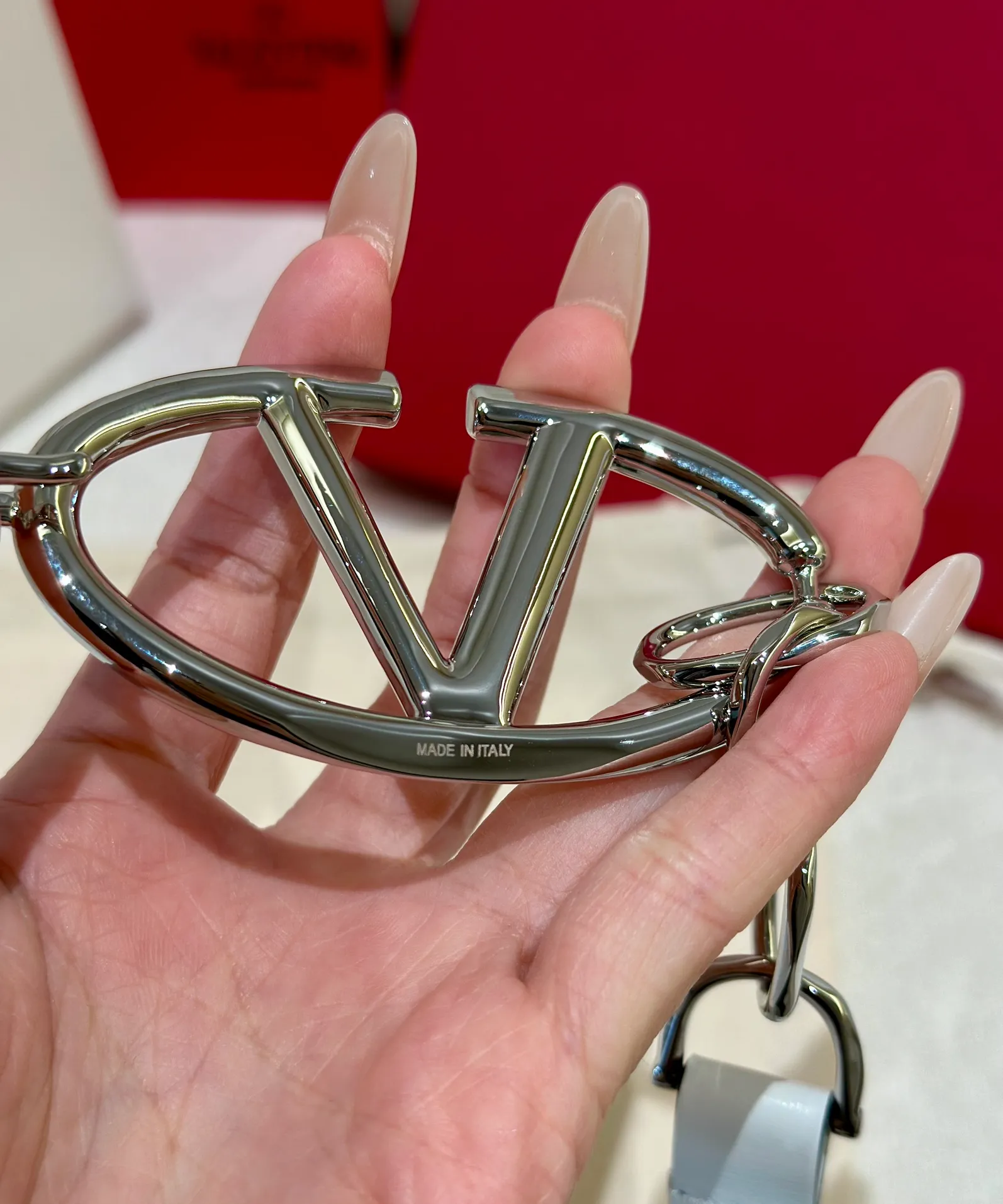 💰520💰Full set of packaging💰 💍Valentino, genuine grade, real shot of large goods‼ ️ Chain waist chain, brick buckle, with super chic feel, retro fork looks elegant, fashionable and individual! It's really smart and cute. It can be worn on the upper body to perfectly modify the figure. It's a must-have for fashion. ZP customization. The same brass material as the counter. Code number: 75.80.85.90.95
