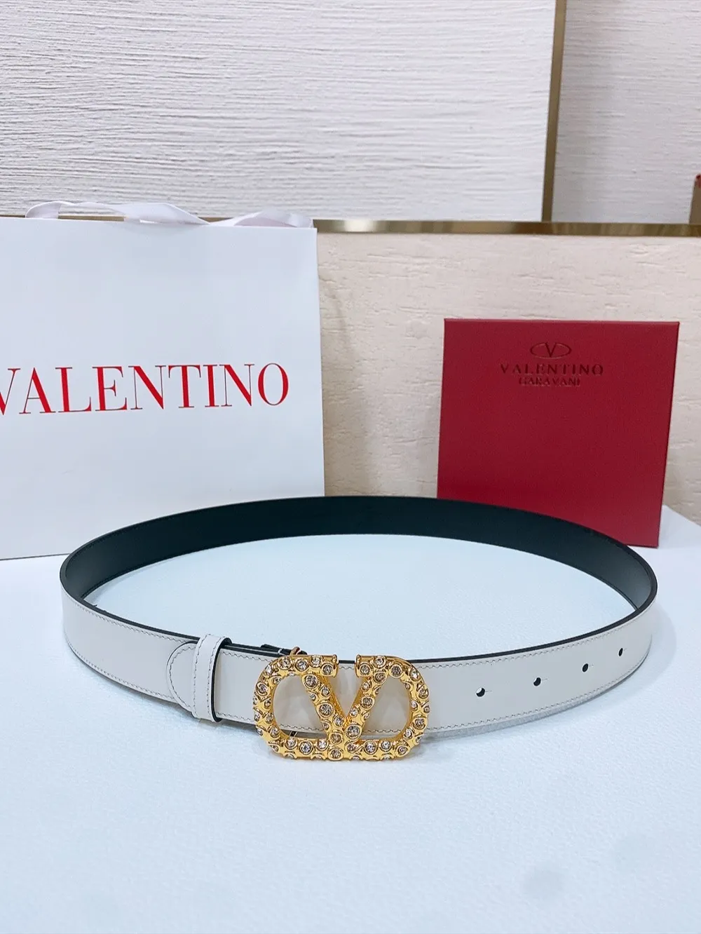 💰480💰Full package💰 💍Purchasing-grade Valentino VLOGO SIGNATURE buckle, decorated with Swarovski® imitation pearls -Swarovski diamond pattern buckle -Imported calfskin material, plain belt body -Width: 3 cm