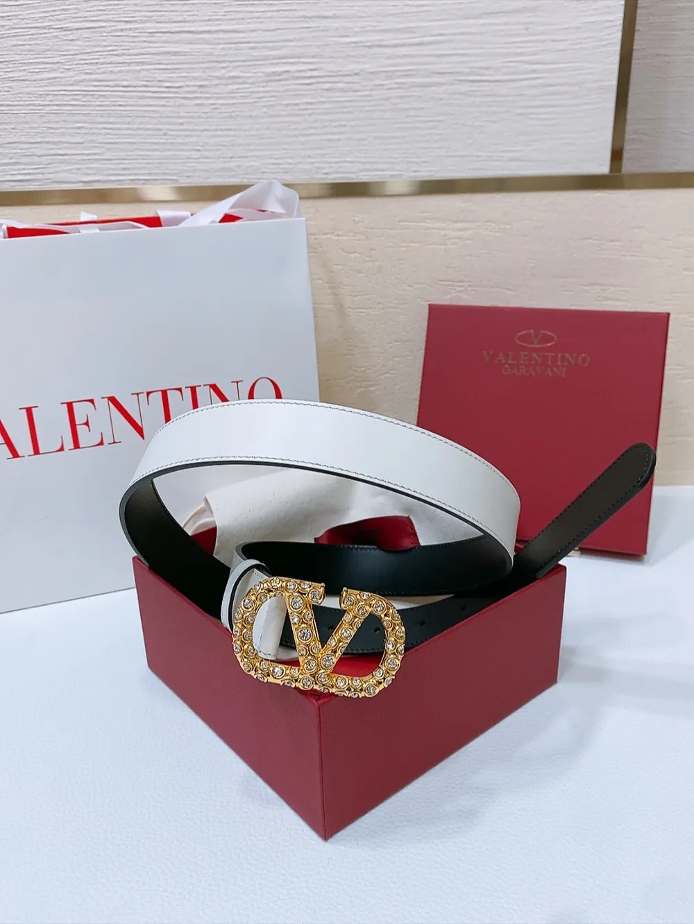 💰480💰Full package💰 💍Purchasing-grade Valentino VLOGO SIGNATURE buckle, decorated with Swarovski® imitation pearls -Swarovski diamond pattern buckle -Imported calfskin material, plain belt body -Width: 3 cm