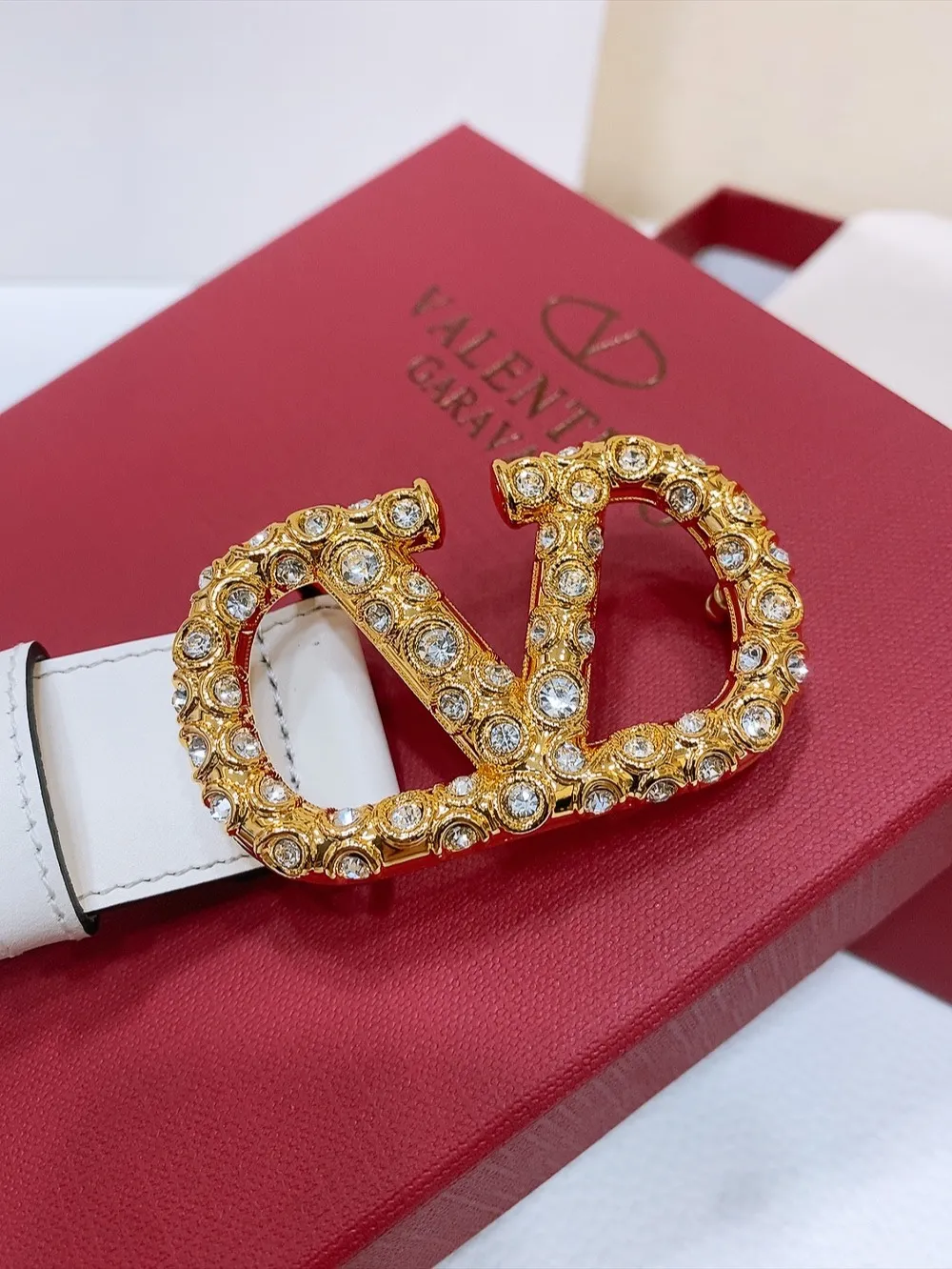💰480💰Full package💰 💍Purchasing-grade Valentino VLOGO SIGNATURE buckle, decorated with Swarovski® imitation pearls -Swarovski diamond pattern buckle -Imported calfskin material, plain belt body -Width: 3 cm
