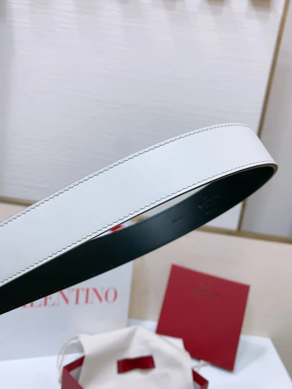 💰480💰Full package💰 💍Purchasing-grade Valentino VLOGO SIGNATURE buckle, decorated with Swarovski® imitation pearls -Swarovski diamond pattern buckle -Imported calfskin material, plain belt body -Width: 3 cm