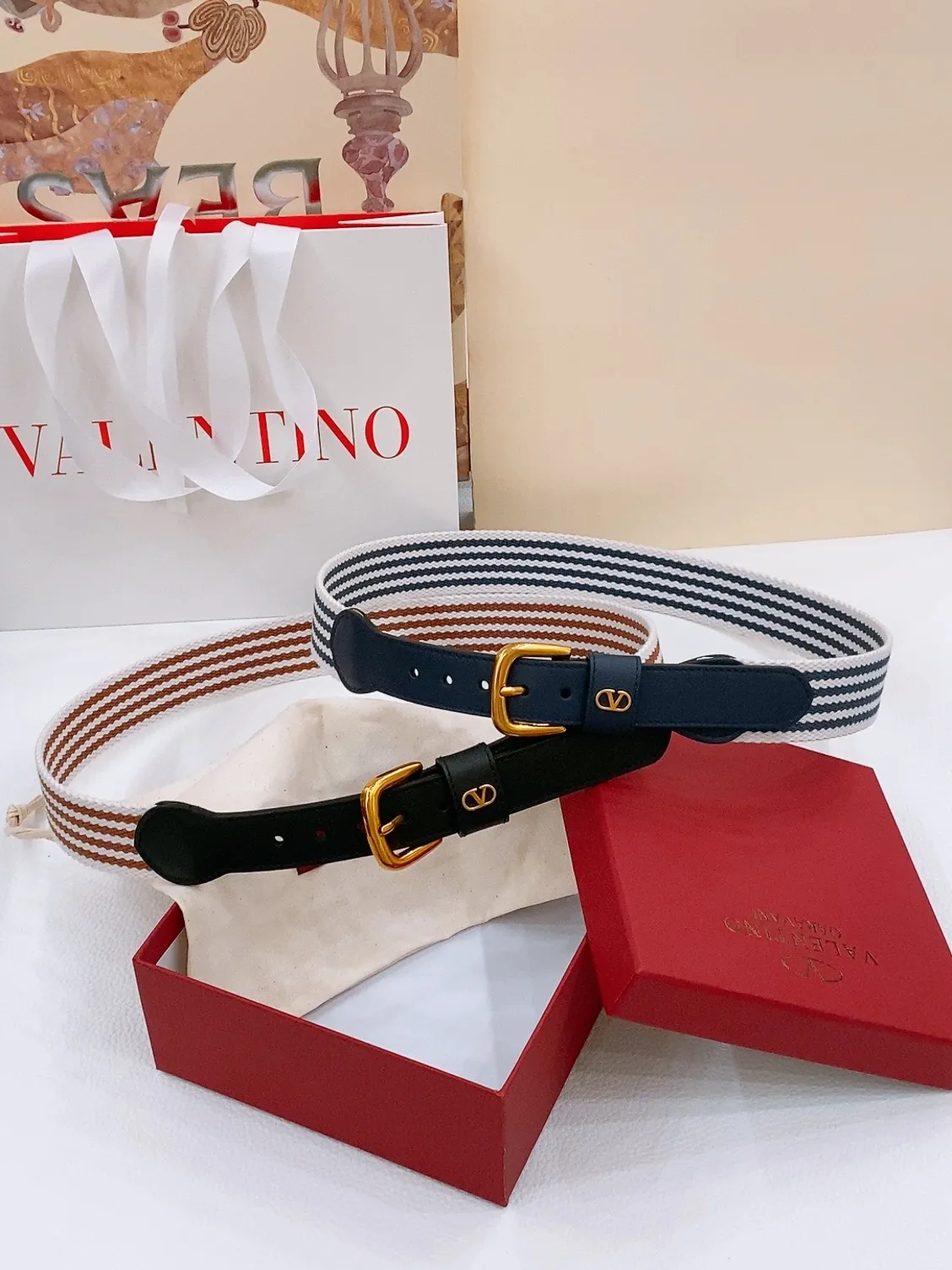💰480💰Full package💰 💍Purchase level Warren's new women's belt Valentino Garavani VLogo webbing colorful belt pin buckle double-sided first-layer cowhide leather, copper hardware buckle, extremely elegant, adding eye-catching luster to the classic restraint, instantly improving the overall style texture. Width leather head 2.5cm. Leather body 3.4cm