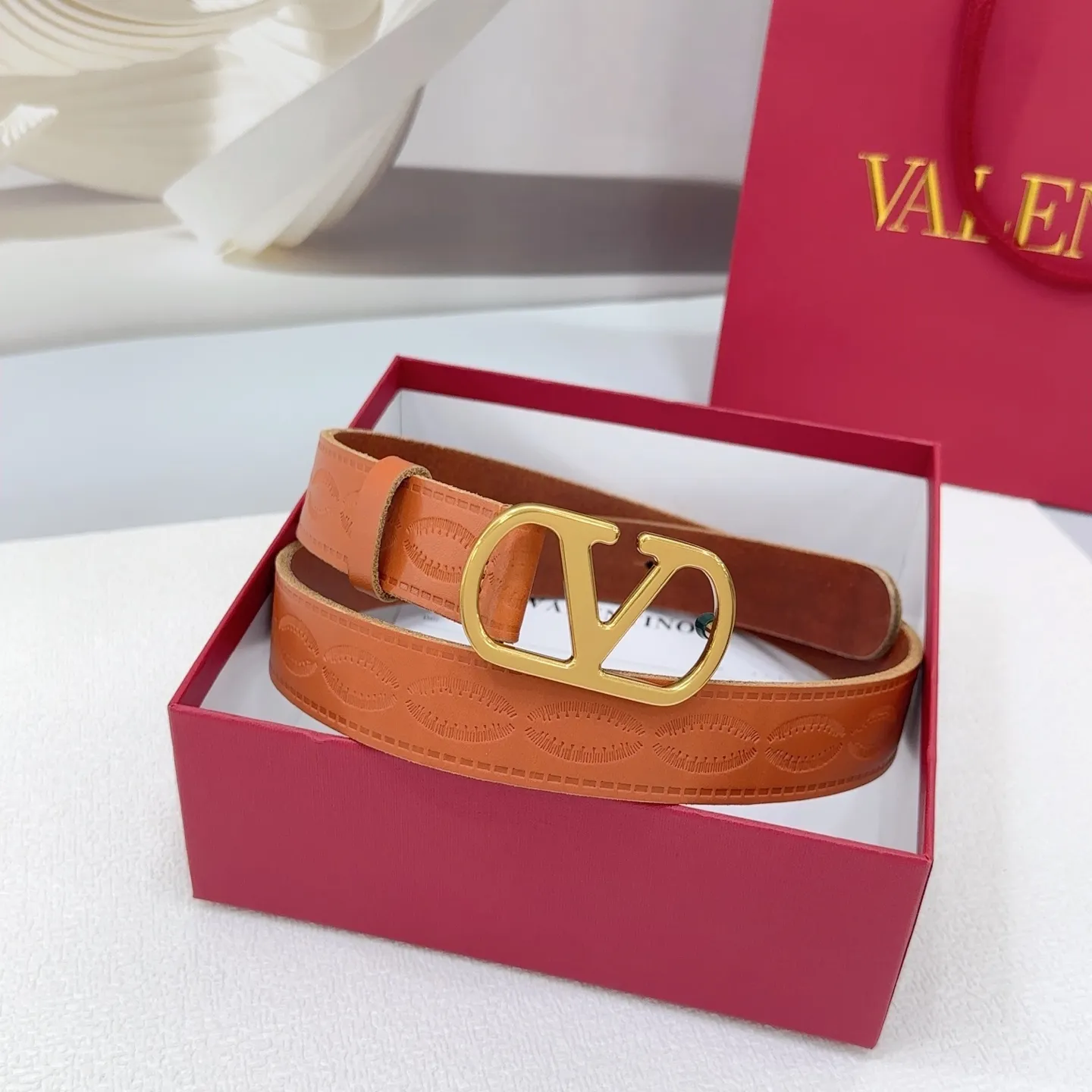 💰480💰Full package💰 💍Purchasing-grade Valentino belt⚡️🌹Width 3.0cm, double-sided first-layer cowhide⚡️🌹Length: .75.80.85.9095.100 Euro, original copper hardware buckle molded and customized⚡️🌹