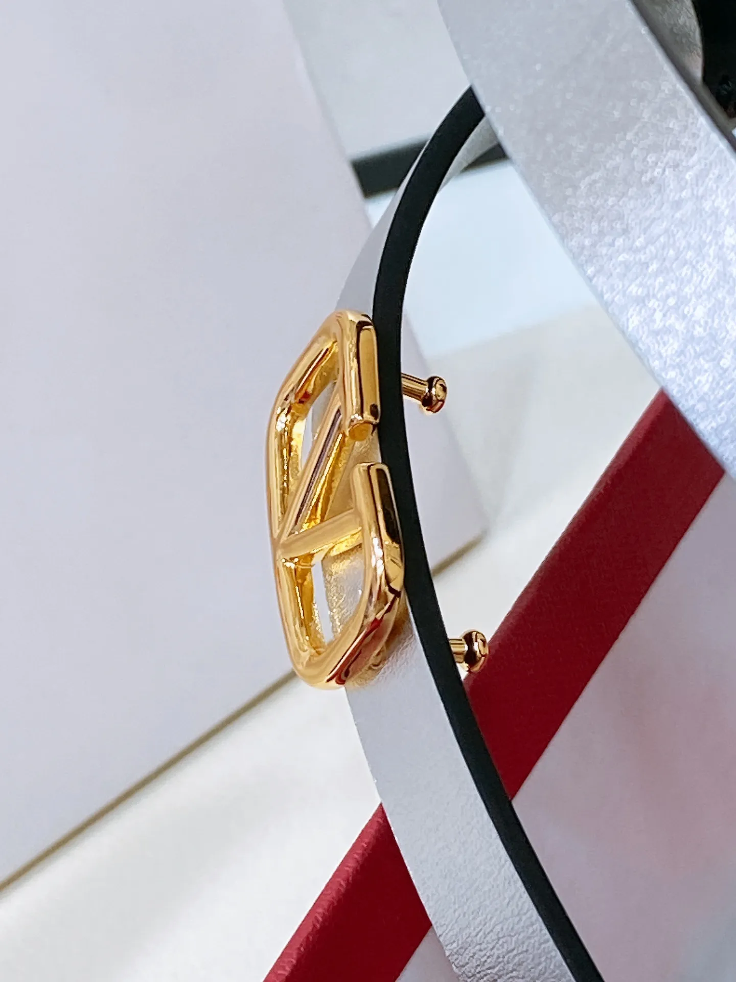💰440💰Full package💰 💍Purchase level Valentino VLOGO SIGNATURE reversible calfskin belt - VLOGO SIGNATURE buckle brass metal -Outer metallic calfskin -Inner glossy calfskin -Width: 1 cm