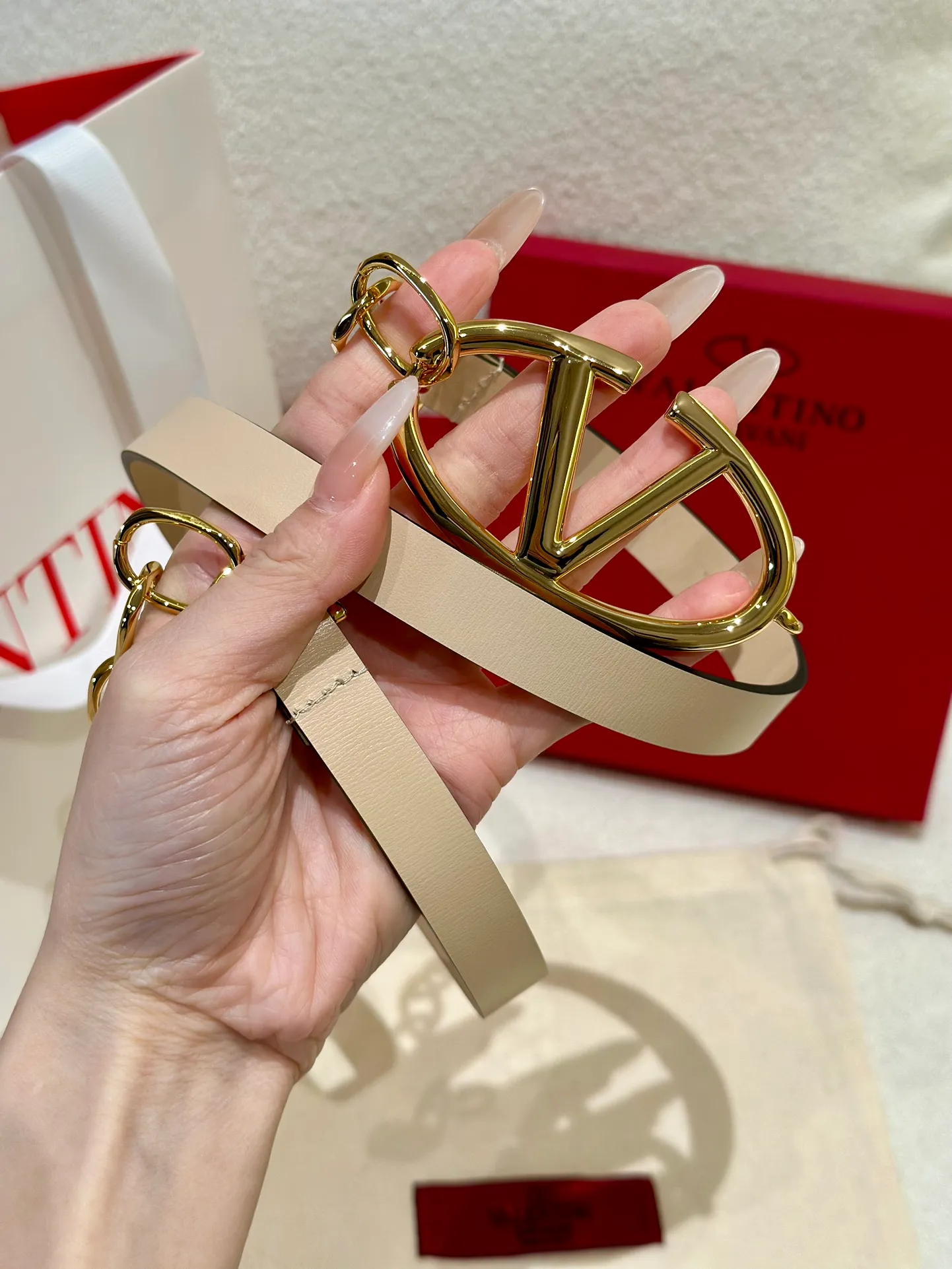 💰520💰Full set of packaging💰 💍Valentino, genuine grade, real shot of large goods‼ ️ Chain waist chain, brick buckle, with super chic feel, retro fork looks elegant, fashionable and individual! It's really smart and cute. It can be worn on the upper body to perfectly modify the figure. It's a must-have for fashion. ZP customization. The same brass material as the counter. Code number: 75.80.85.90.95