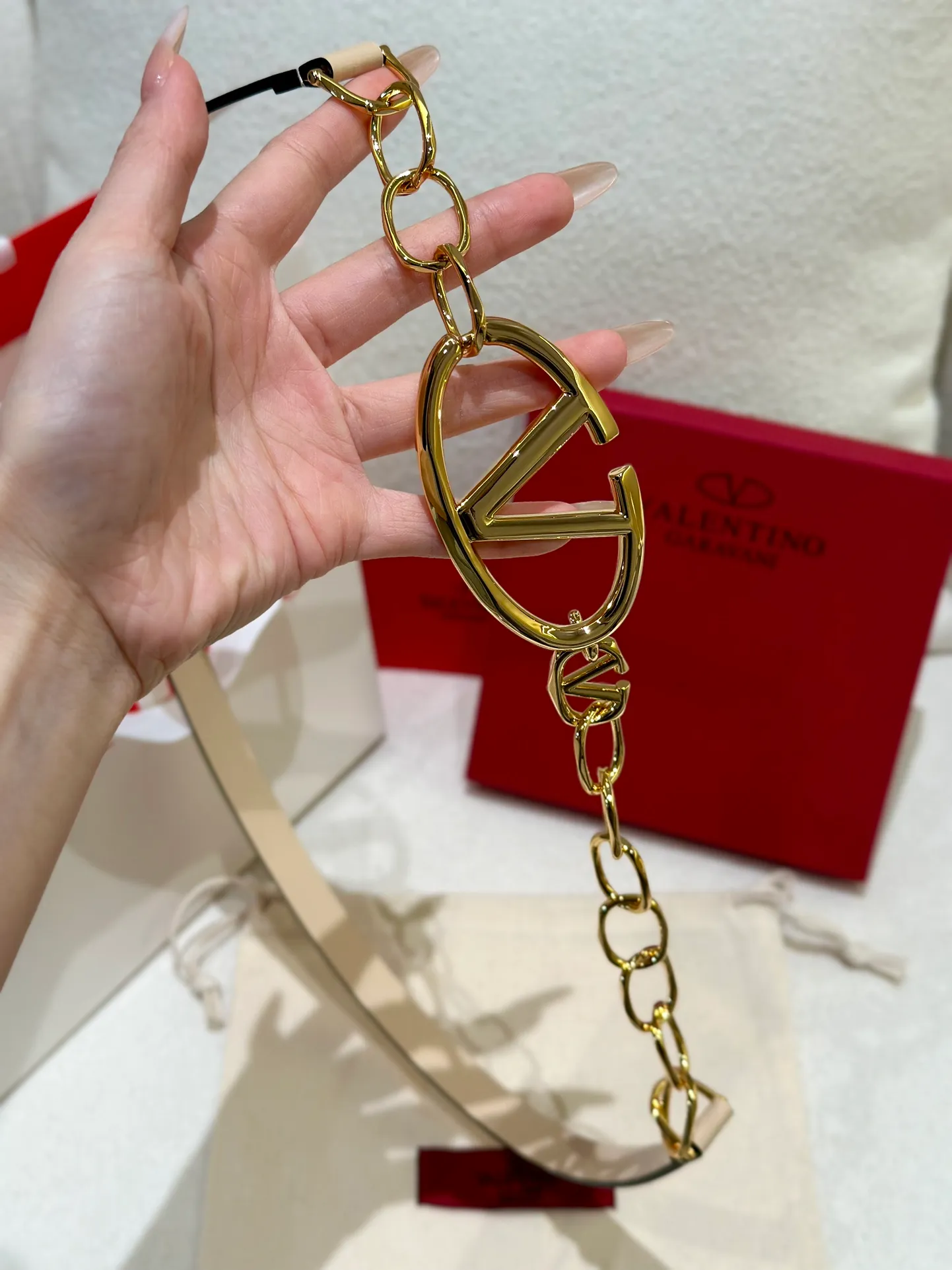 💰520💰Full set of packaging💰 💍Valentino, genuine grade, real shot of large goods‼ ️ Chain waist chain, brick buckle, with super chic feel, retro fork looks elegant, fashionable and individual! It's really smart and cute. It can be worn on the upper body to perfectly modify the figure. It's a must-have for fashion. ZP customization. The same brass material as the counter. Code number: 75.80.85.90.95