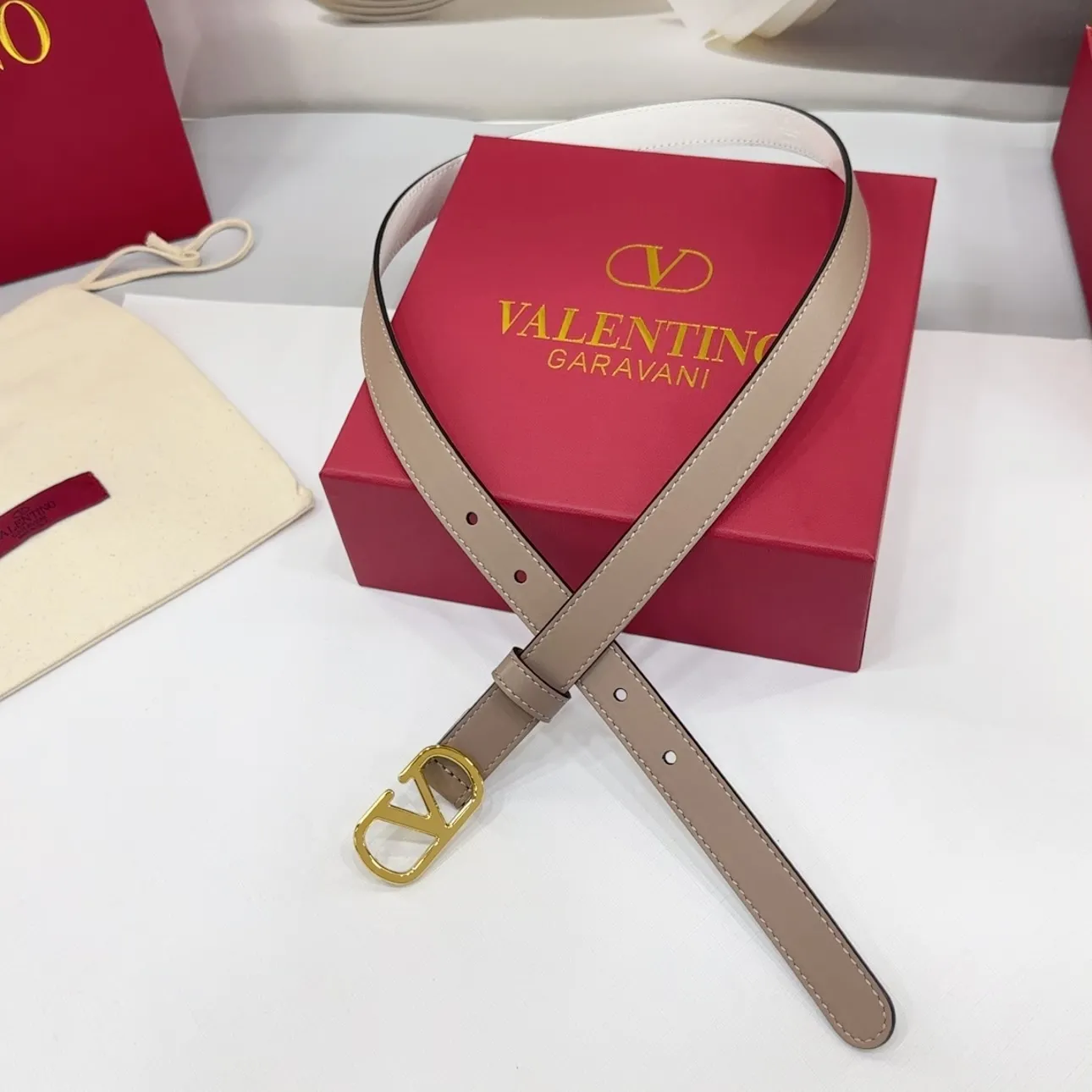 💰460💰Full package💰 💍Purchasing-grade Valentino belt ⚡️Width 2.0cm, double-sided first-layer cowhide leather ⚡️Length: .75.80.85.90.95.100 Euro, two-color hardware copper buckle original mold opening and customization to celebrate][Celebration][Celebration]