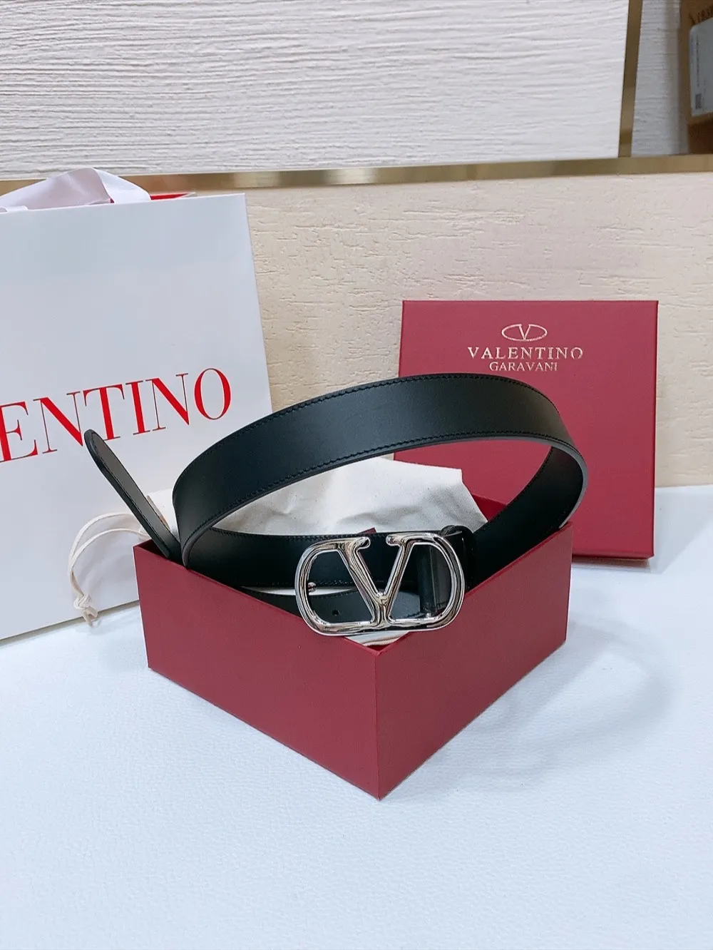 💰440💰Full package💰 💍Purchasing-grade Valentino -VLOGO SIGNATURE buckle, glossy calfskin belt -Swarovski diamond glossy buckle -Imported calfskin material, plain belt body -Width: 3 cm