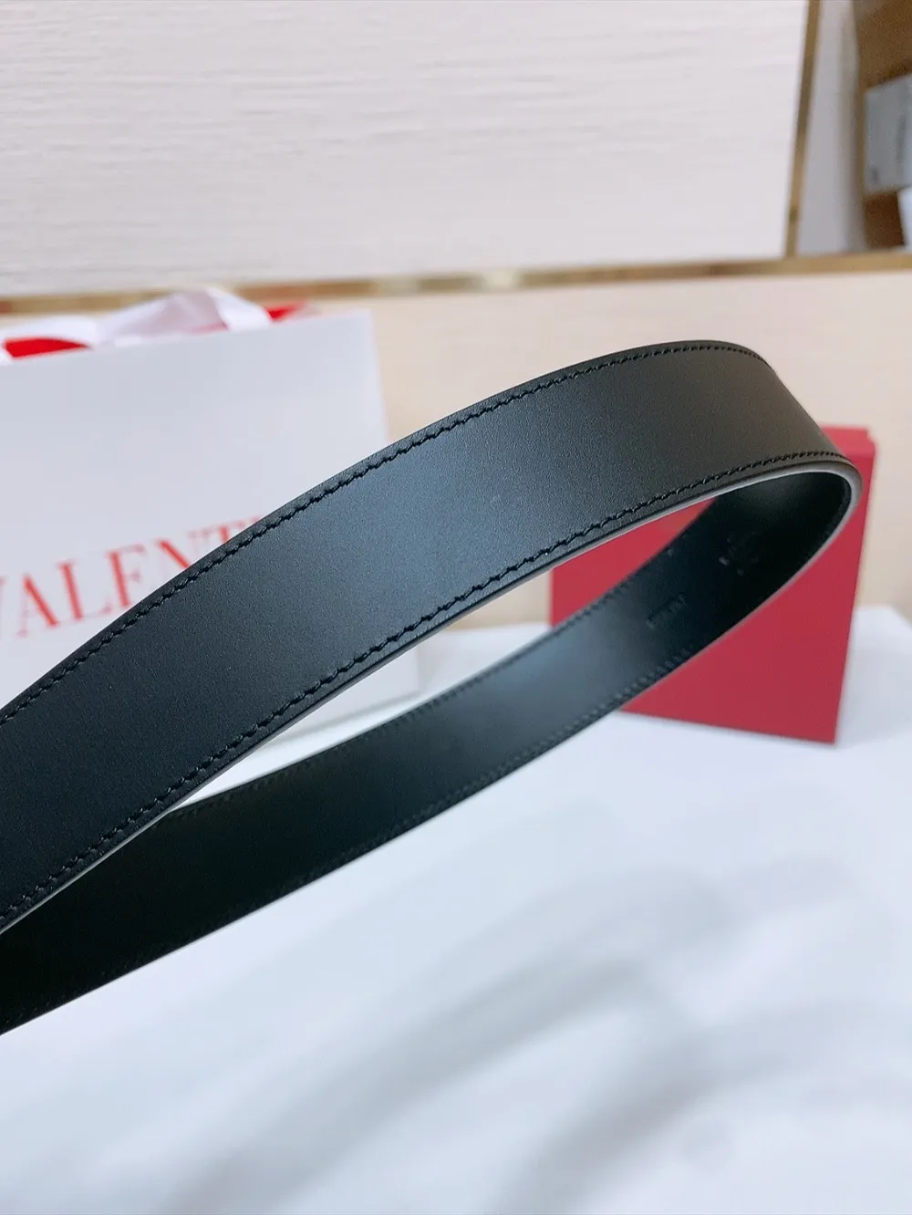💰440💰Full package💰 💍Purchasing-grade Valentino -VLOGO SIGNATURE buckle, glossy calfskin belt -Swarovski diamond glossy buckle -Imported calfskin material, plain belt body -Width: 3 cm