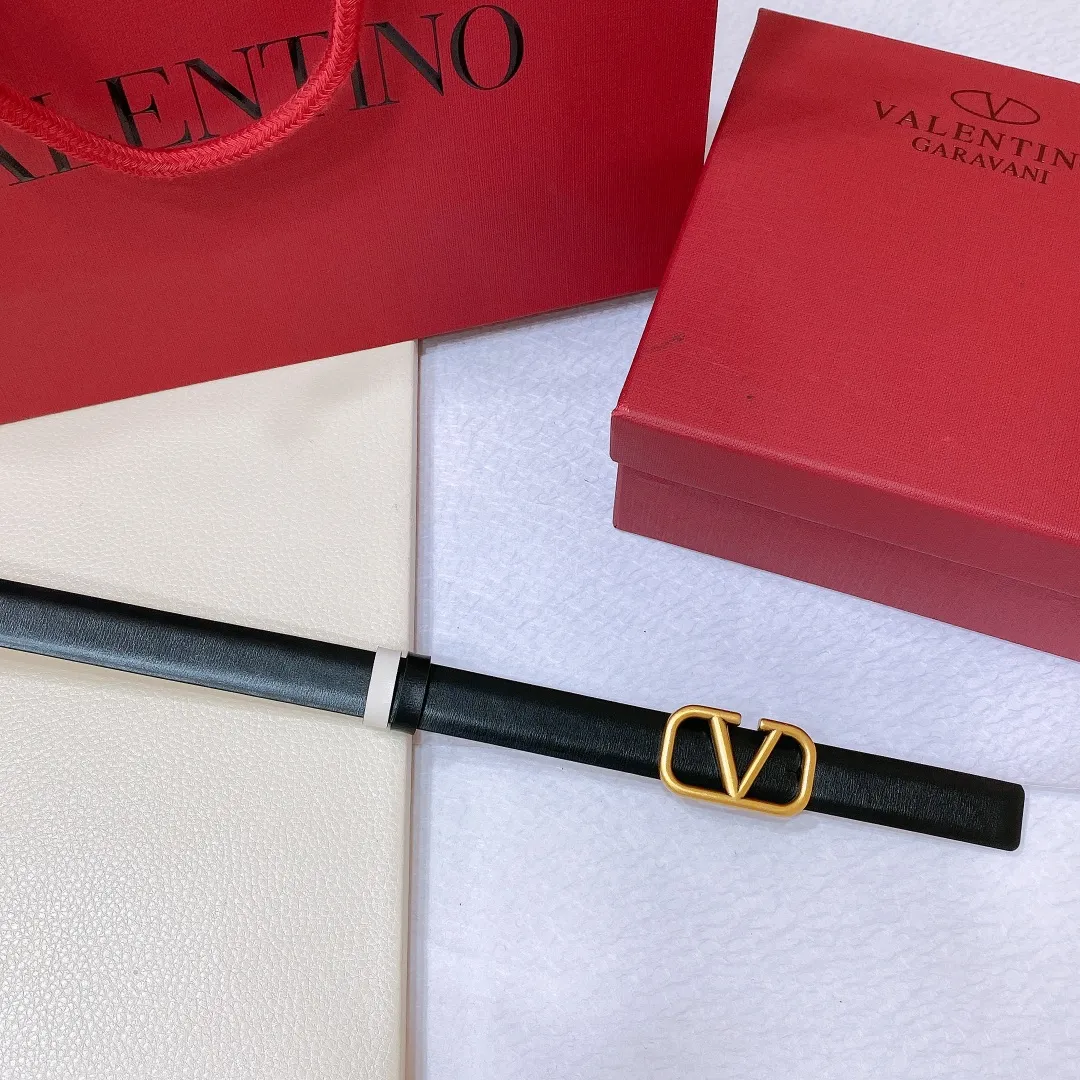 💰440💰Full package💰 💍Purchase level Valentino VALENTINO GARAVANI VLOGO SIGNATURE Reversible Brass classic buckle Glossy calfskin belt -VLOGO SIGNATURE buckle, -Glossy calfskin material Horizontal stripe belt -Width: 2.0cm