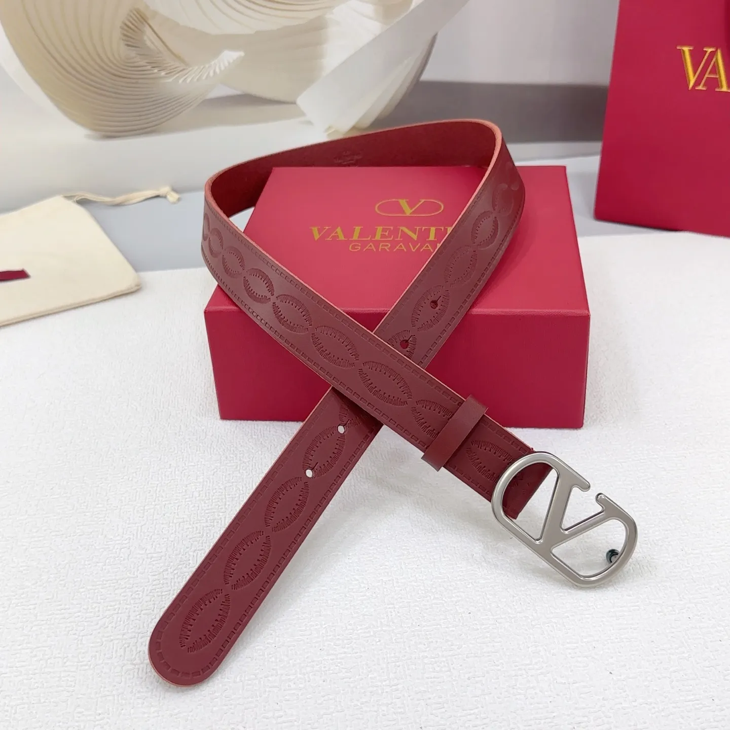 💰480💰Full package💰 💍Purchasing-grade Valentino belt⚡️🌹Width 3.0cm, double-sided first-layer cowhide⚡️🌹Length: .75.80.85.9095.100 Euro, original copper hardware buckle molded and customized⚡️🌹