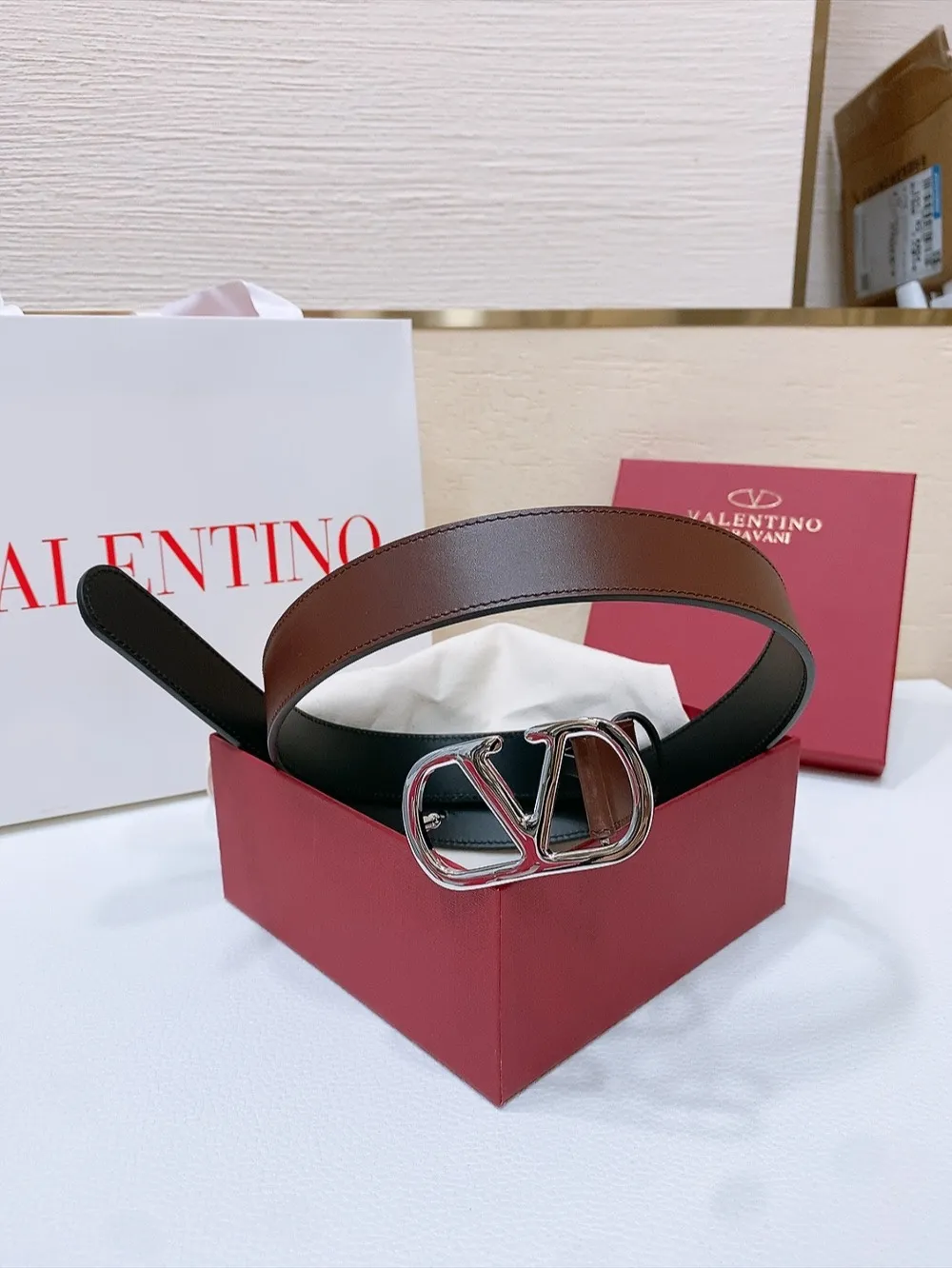 💰440💰Full package💰 💍Purchasing-grade Valentino -VLOGO SIGNATURE buckle, glossy calfskin belt -Swarovski diamond glossy buckle -Imported calfskin material, plain belt body -Width: 3 cm