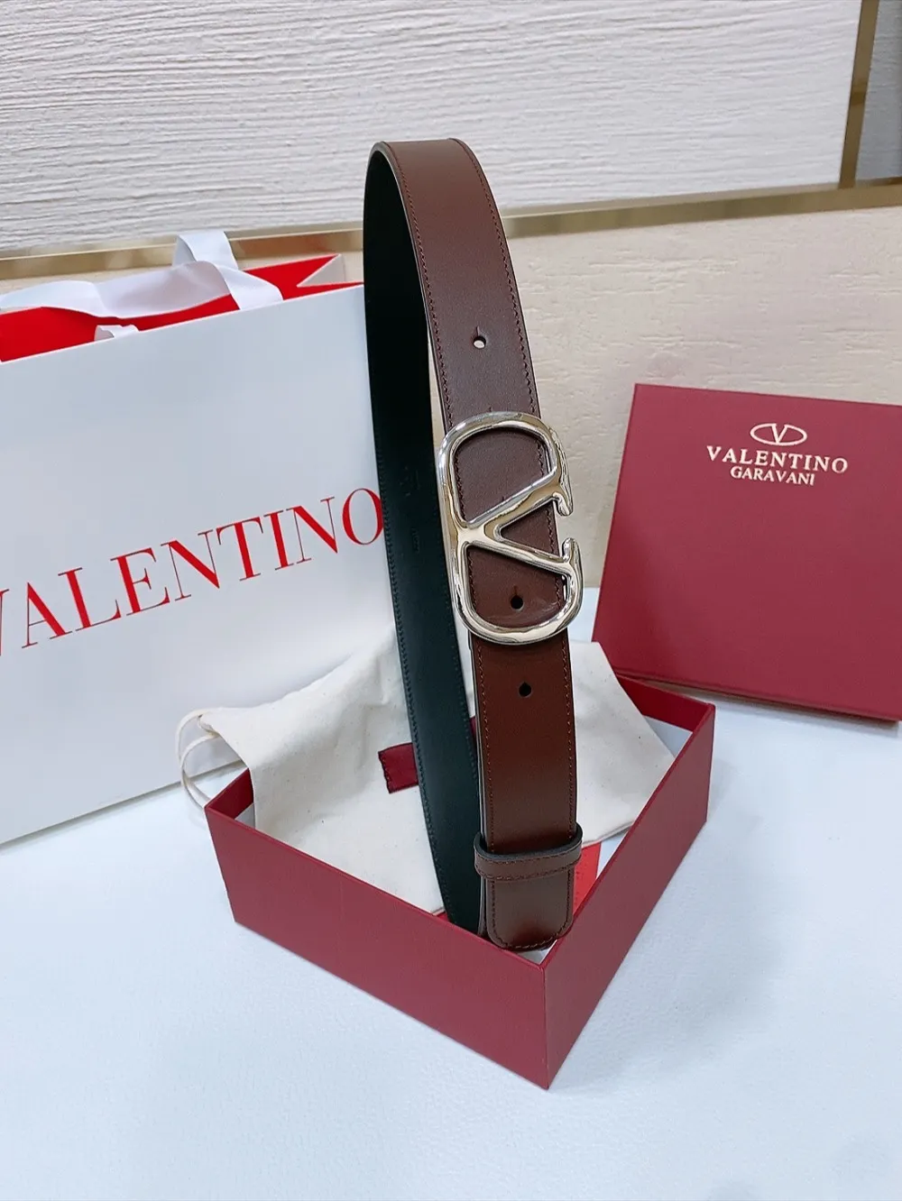 💰440💰Full package💰 💍Purchasing-grade Valentino -VLOGO SIGNATURE buckle, glossy calfskin belt -Swarovski diamond glossy buckle -Imported calfskin material, plain belt body -Width: 3 cm