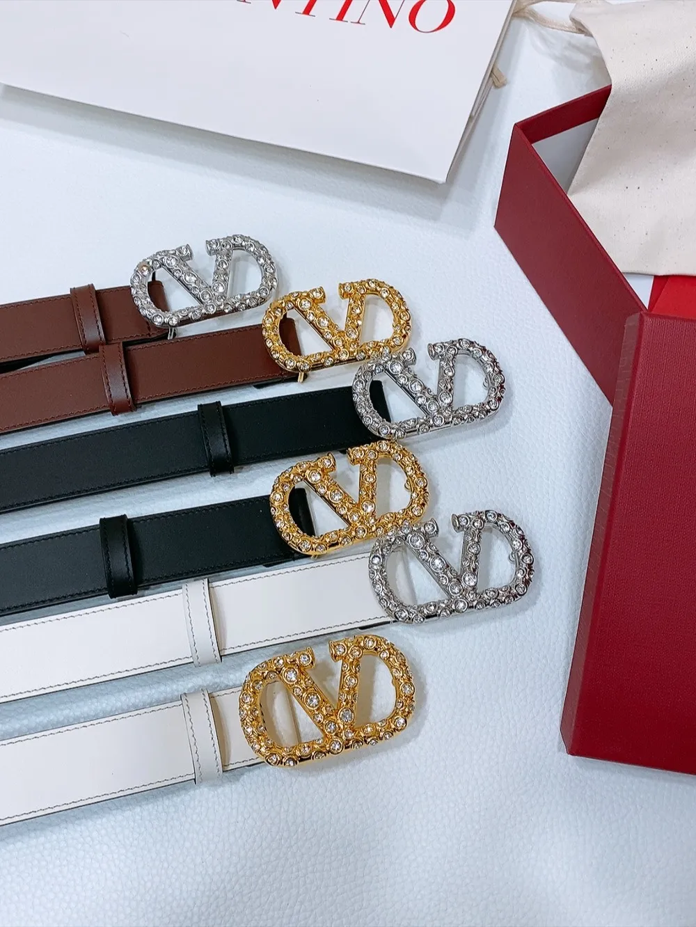 💰480💰Full package💰 💍Purchasing-grade Valentino VLOGO SIGNATURE buckle, decorated with Swarovski® imitation pearls -Swarovski diamond pattern buckle -Imported calfskin material, plain belt body -Width: 3 cm