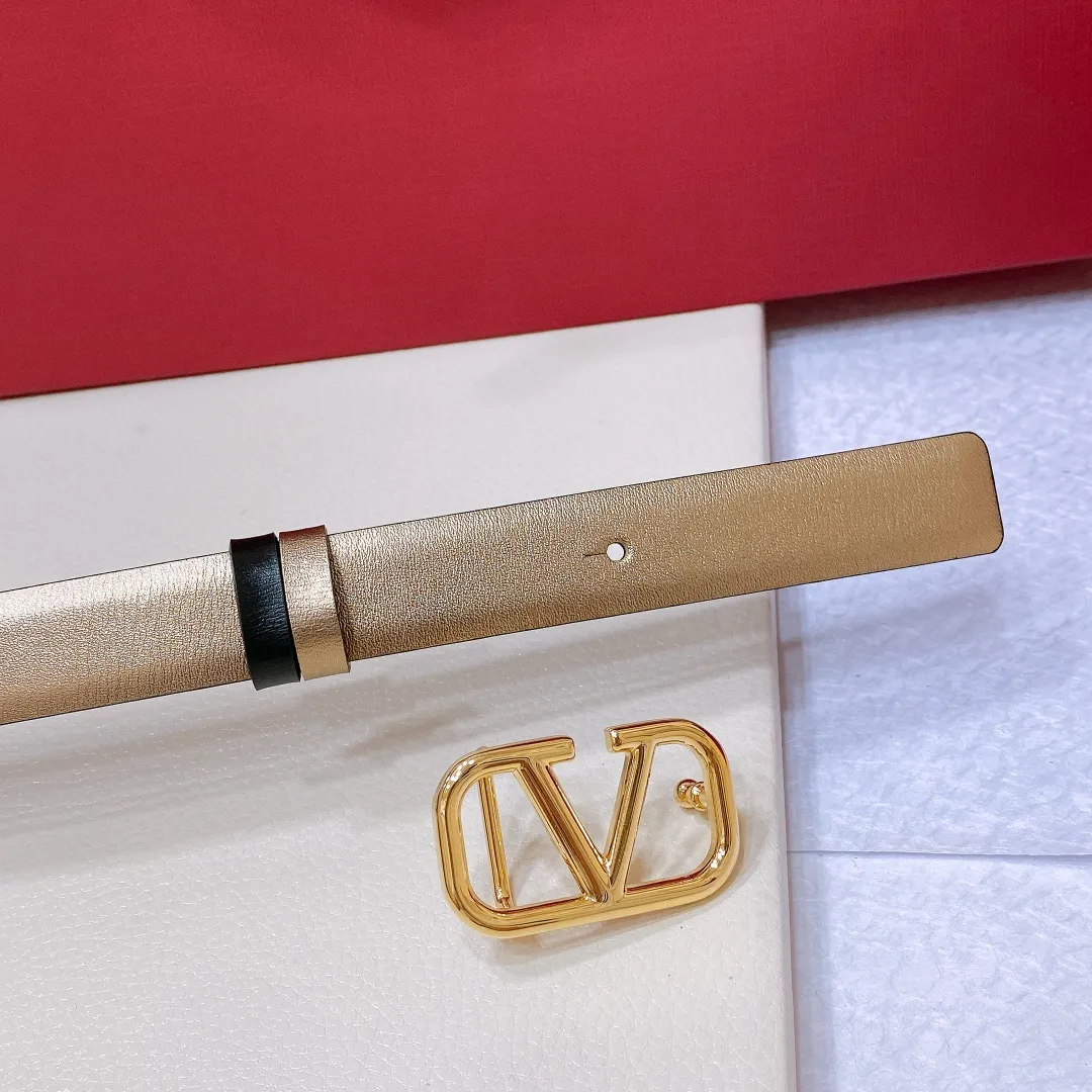 💰440💰Full package💰 💍Purchase level Valentino VALENTINO GARAVANI VLOGO SIGNATURE Reversible Brass classic buckle Glossy calfskin belt -VLOGO SIGNATURE buckle, -Glossy calfskin material Horizontal stripe belt -Width: 2.0cm