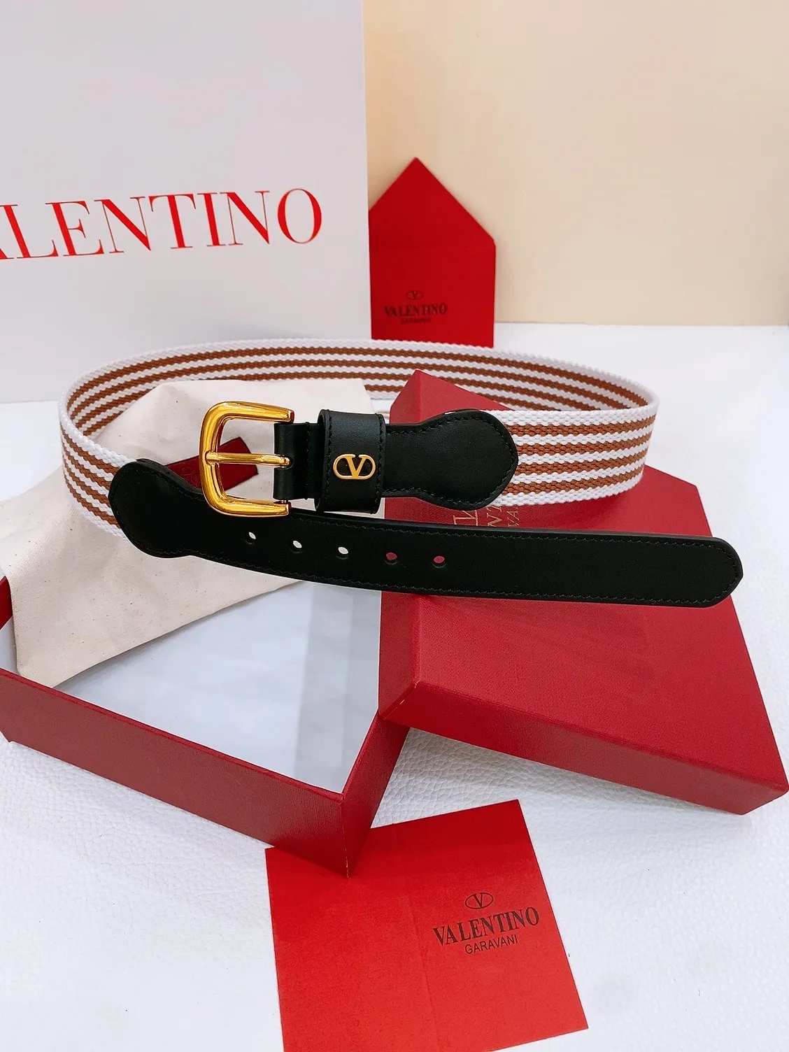 💰480💰Full package💰 💍Purchase level Warren's new women's belt Valentino Garavani VLogo webbing colorful belt pin buckle double-sided first-layer cowhide leather, copper hardware buckle, extremely elegant, adding eye-catching luster to the classic restraint, instantly improving the overall style texture. Width leather head 2.5cm. Leather body 3.4cm