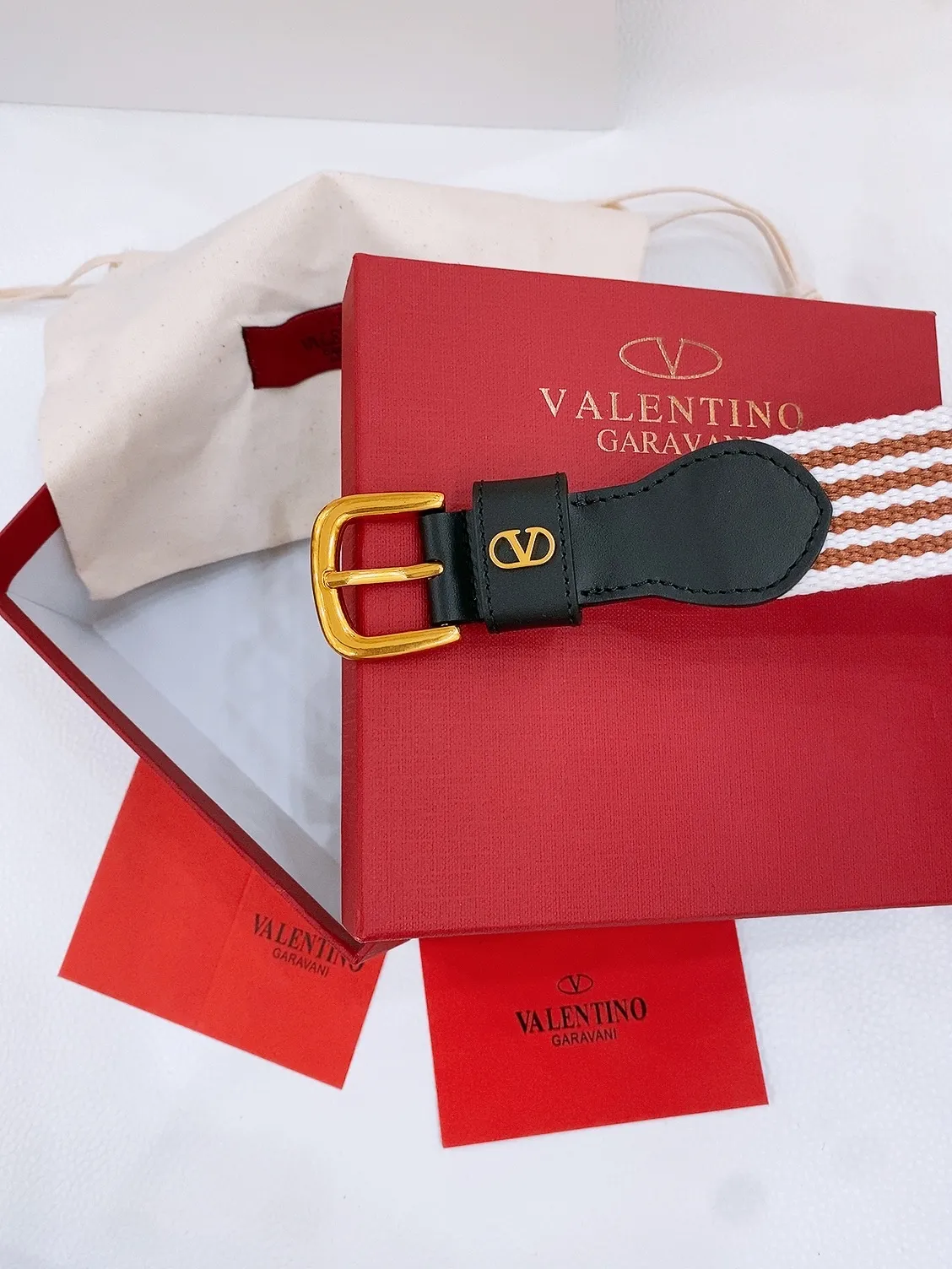 💰480💰Full package💰 💍Purchase level Warren's new women's belt Valentino Garavani VLogo webbing colorful belt pin buckle double-sided first-layer cowhide leather, copper hardware buckle, extremely elegant, adding eye-catching luster to the classic restraint, instantly improving the overall style texture. Width leather head 2.5cm. Leather body 3.4cm