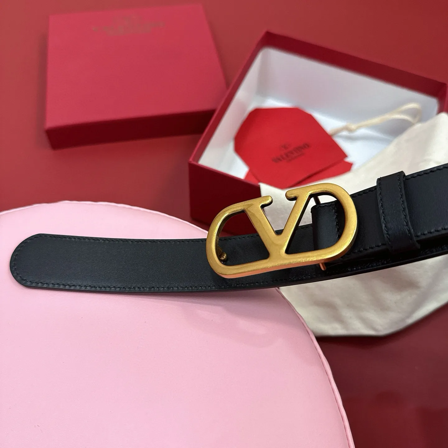 💰440💰Full package💰 💍Purchasing-grade Valentino -VLOGO SIGNATURE buckle, glossy calfskin belt -Swarovski diamond glossy buckle -Imported calfskin material, plain belt body -Width: 3 cm