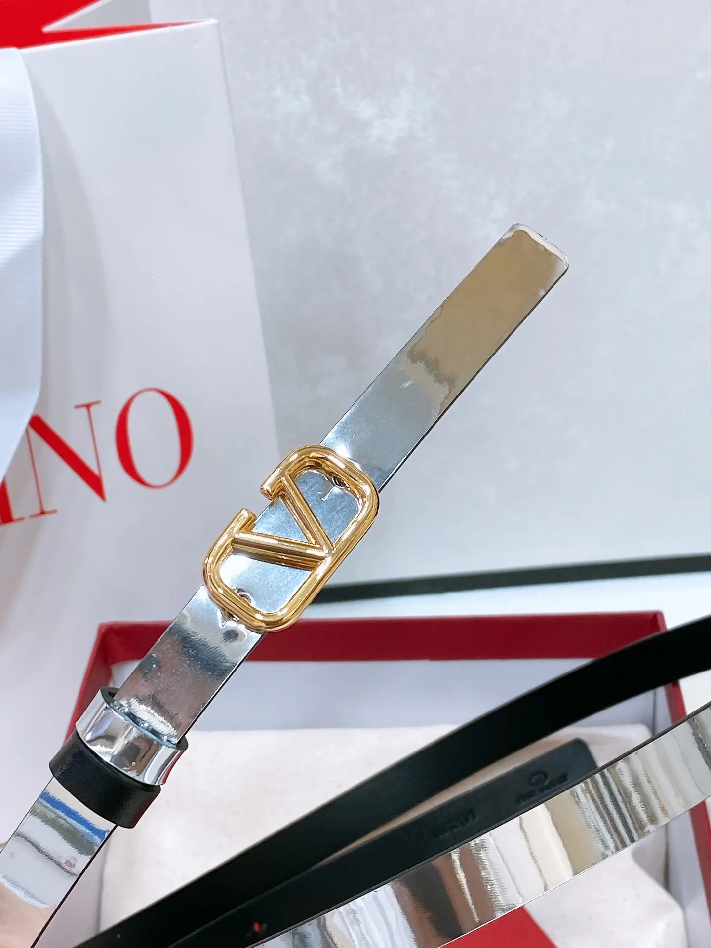 💰440💰Full package💰 💍Purchase level Valentino VLOGO SIGNATURE reversible calfskin belt - VLOGO SIGNATURE buckle brass metal -Outer metallic calfskin -Inner glossy calfskin -Width: 1 cm