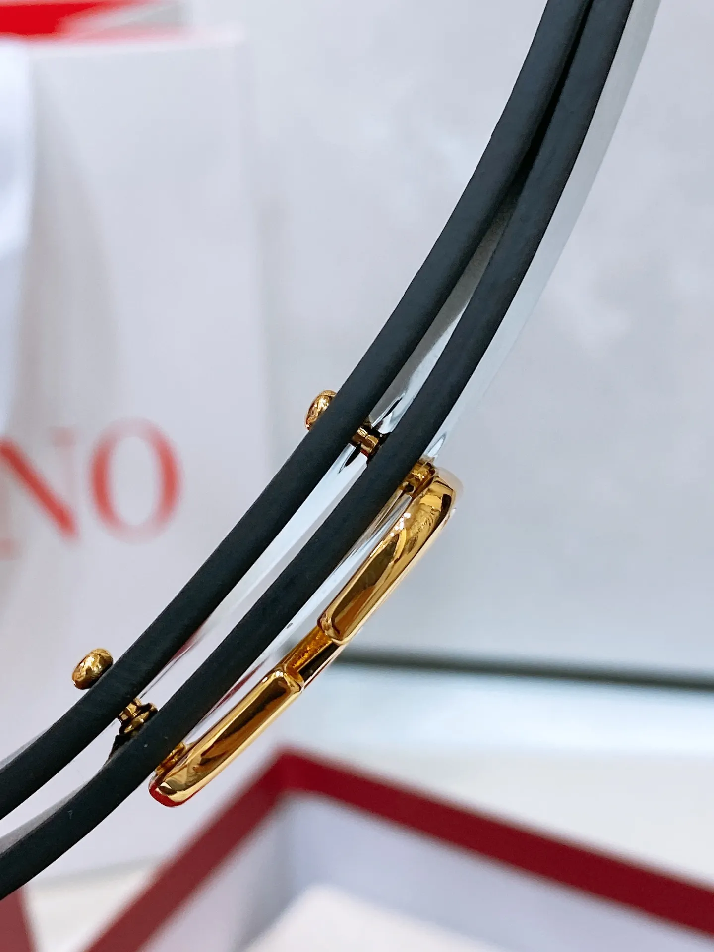 💰440💰Full package💰 💍Purchase level Valentino VLOGO SIGNATURE reversible calfskin belt - VLOGO SIGNATURE buckle brass metal -Outer metallic calfskin -Inner glossy calfskin -Width: 1 cm