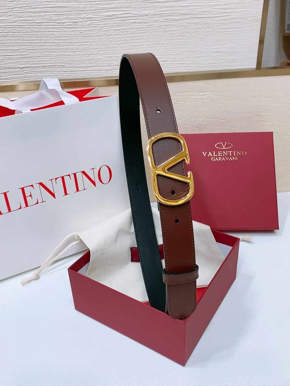 💰440💰Full package💰 💍Purchasing-grade Valentino -VLOGO SIGNATURE buckle, glossy calfskin belt -Swarovski diamond glossy buckle -Imported calfskin material, plain belt body -Width: 3 cm
