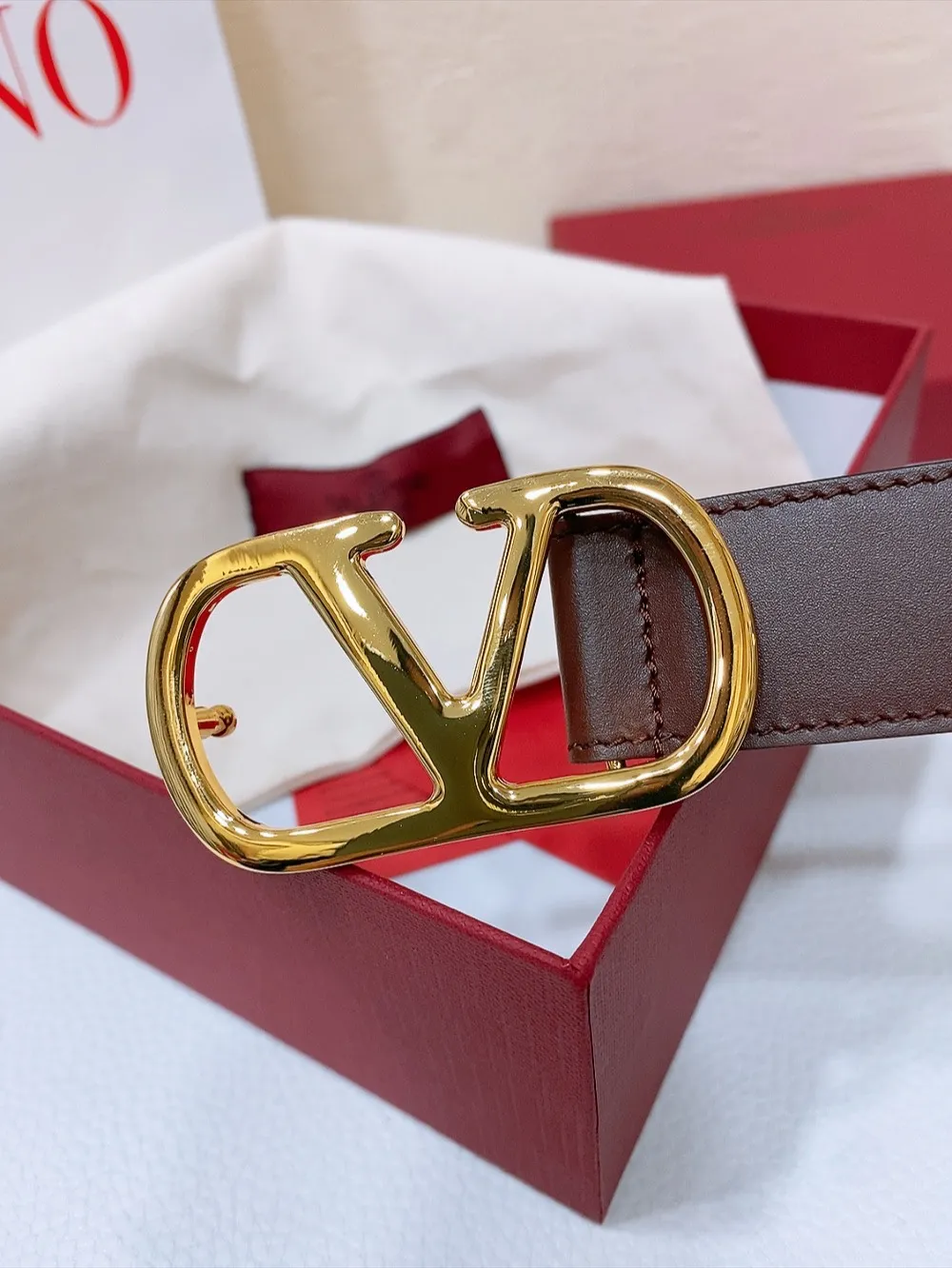 💰440💰Full package💰 💍Purchasing-grade Valentino -VLOGO SIGNATURE buckle, glossy calfskin belt -Swarovski diamond glossy buckle -Imported calfskin material, plain belt body -Width: 3 cm