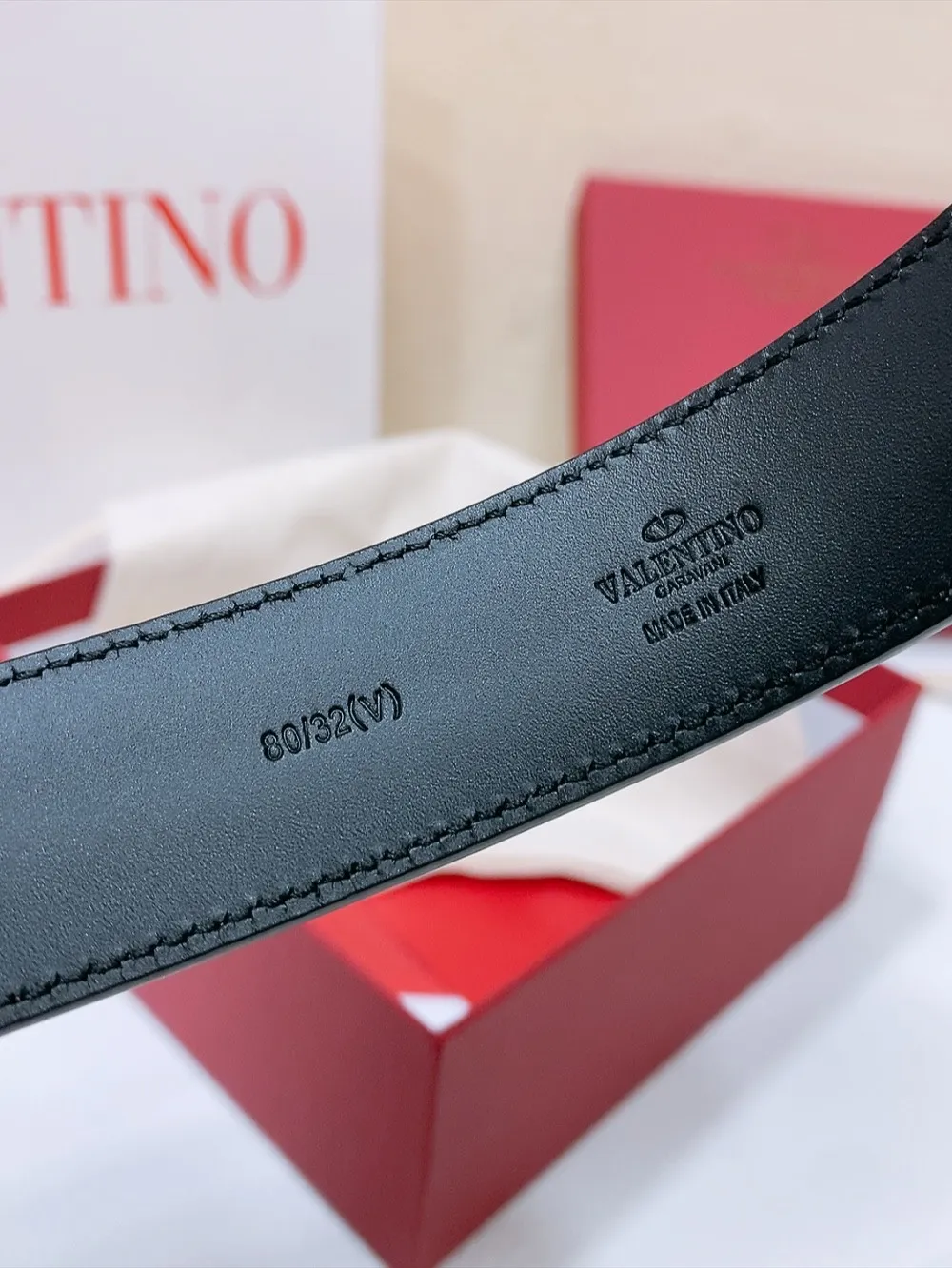 💰440💰Full package💰 💍Purchasing-grade Valentino -VLOGO SIGNATURE buckle, glossy calfskin belt -Swarovski diamond glossy buckle -Imported calfskin material, plain belt body -Width: 3 cm