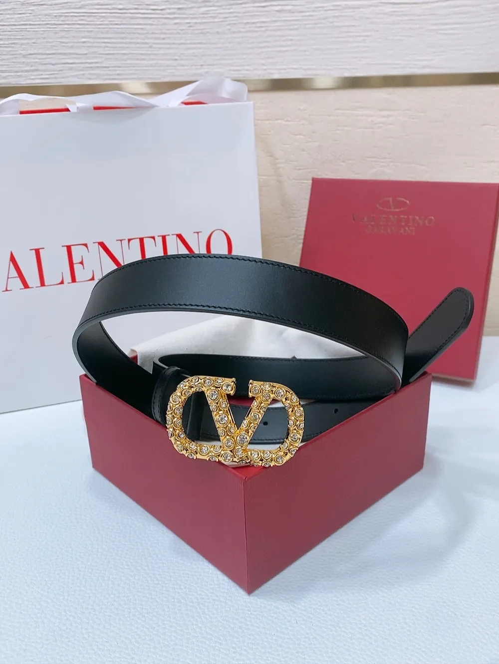 💰480💰Full package💰 💍Purchasing-grade Valentino VLOGO SIGNATURE buckle, decorated with Swarovski® imitation pearls -Swarovski diamond pattern buckle -Imported calfskin material, plain belt body -Width: 3 cm
