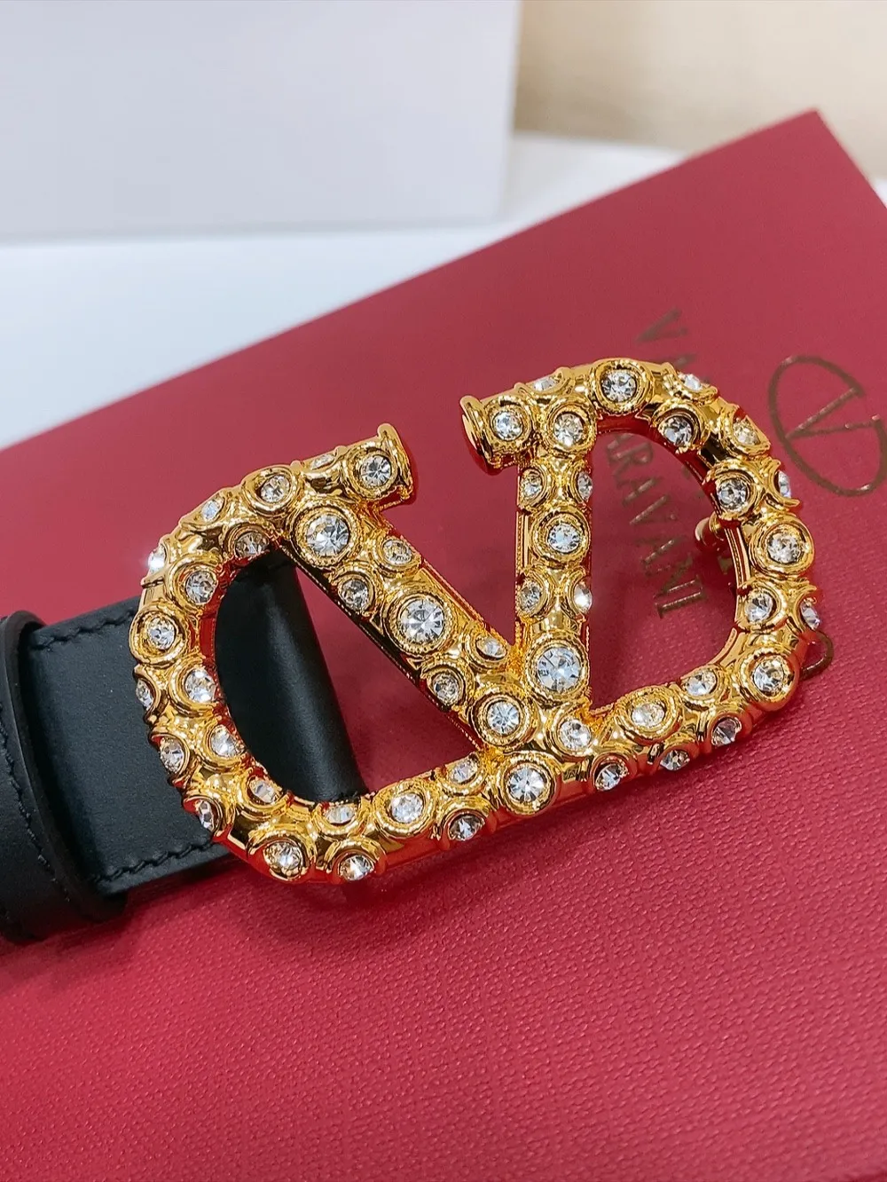 💰480💰Full package💰 💍Purchasing-grade Valentino VLOGO SIGNATURE buckle, decorated with Swarovski® imitation pearls -Swarovski diamond pattern buckle -Imported calfskin material, plain belt body -Width: 3 cm