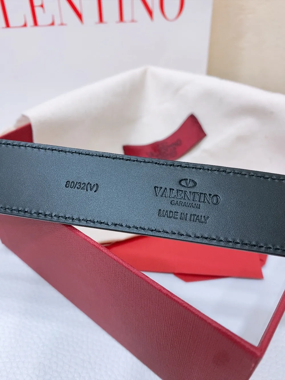 💰480💰Full package💰 💍Purchasing-grade Valentino VLOGO SIGNATURE buckle, decorated with Swarovski® imitation pearls -Swarovski diamond pattern buckle -Imported calfskin material, plain belt body -Width: 3 cm