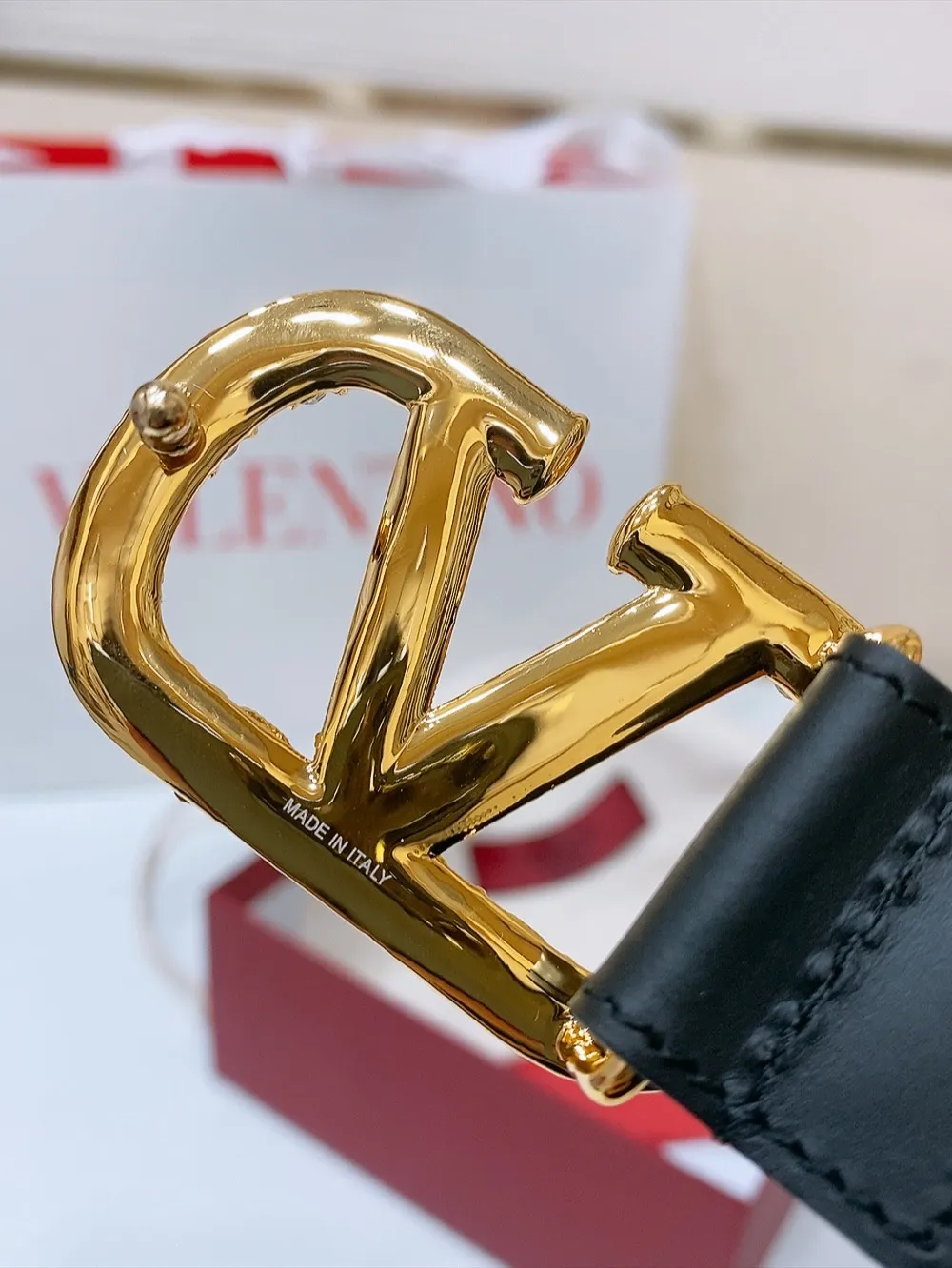 💰480💰Full package💰 💍Purchasing-grade Valentino VLOGO SIGNATURE buckle, decorated with Swarovski® imitation pearls -Swarovski diamond pattern buckle -Imported calfskin material, plain belt body -Width: 3 cm