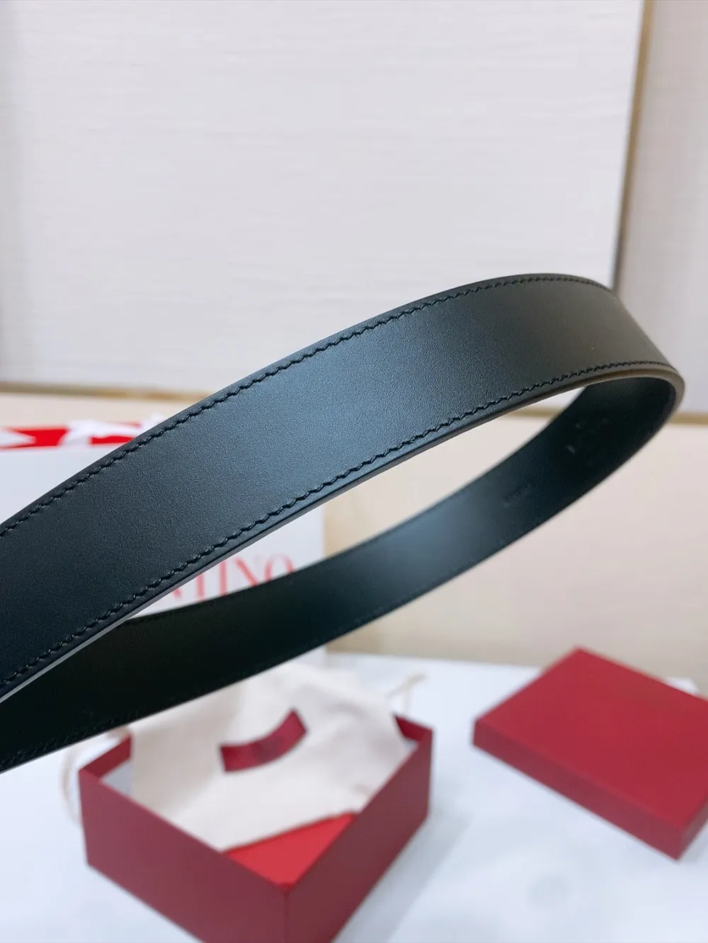💰480💰Full package💰 💍Purchasing-grade Valentino VLOGO SIGNATURE buckle, decorated with Swarovski® imitation pearls -Swarovski diamond pattern buckle -Imported calfskin material, plain belt body -Width: 3 cm