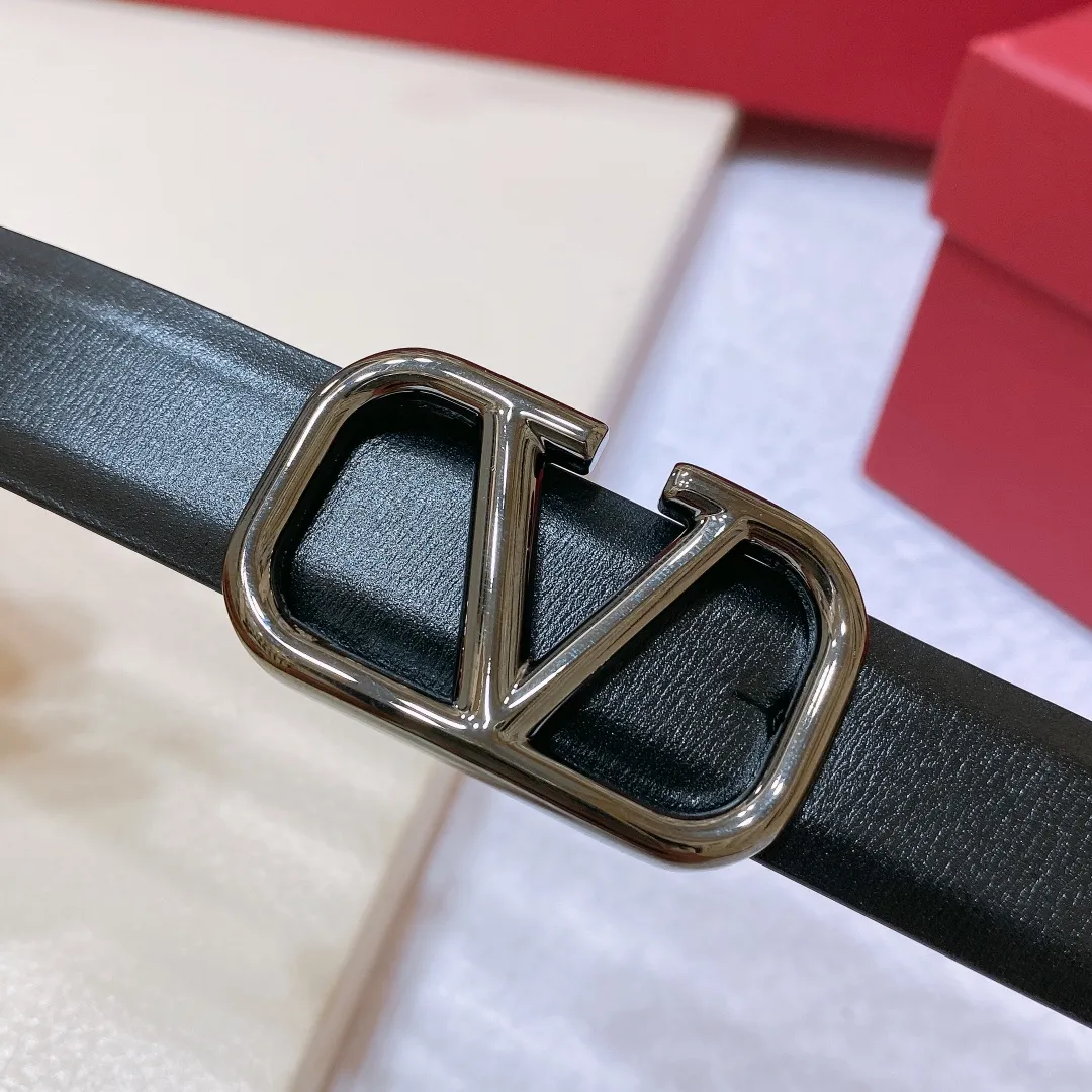 💰440💰Full package💰 💍Purchase level Valentino VALENTINO GARAVANI VLOGO SIGNATURE Reversible Brass classic buckle Glossy calfskin belt -VLOGO SIGNATURE buckle, -Glossy calfskin material Horizontal stripe belt -Width: 2.0cm