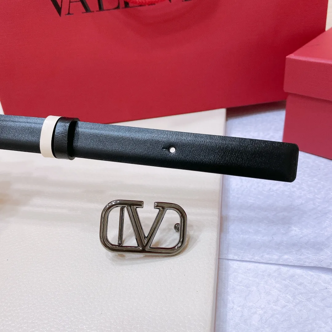 💰440💰Full package💰 💍Purchase level Valentino VALENTINO GARAVANI VLOGO SIGNATURE Reversible Brass classic buckle Glossy calfskin belt -VLOGO SIGNATURE buckle, -Glossy calfskin material Horizontal stripe belt -Width: 2.0cm