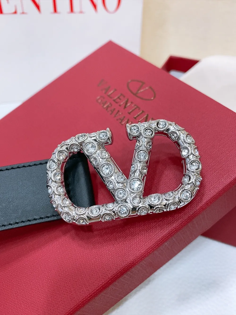 💰480💰Full package💰 💍Purchasing-grade Valentino VLOGO SIGNATURE buckle, decorated with Swarovski® imitation pearls -Swarovski diamond pattern buckle -Imported calfskin material, plain belt body -Width: 3 cm