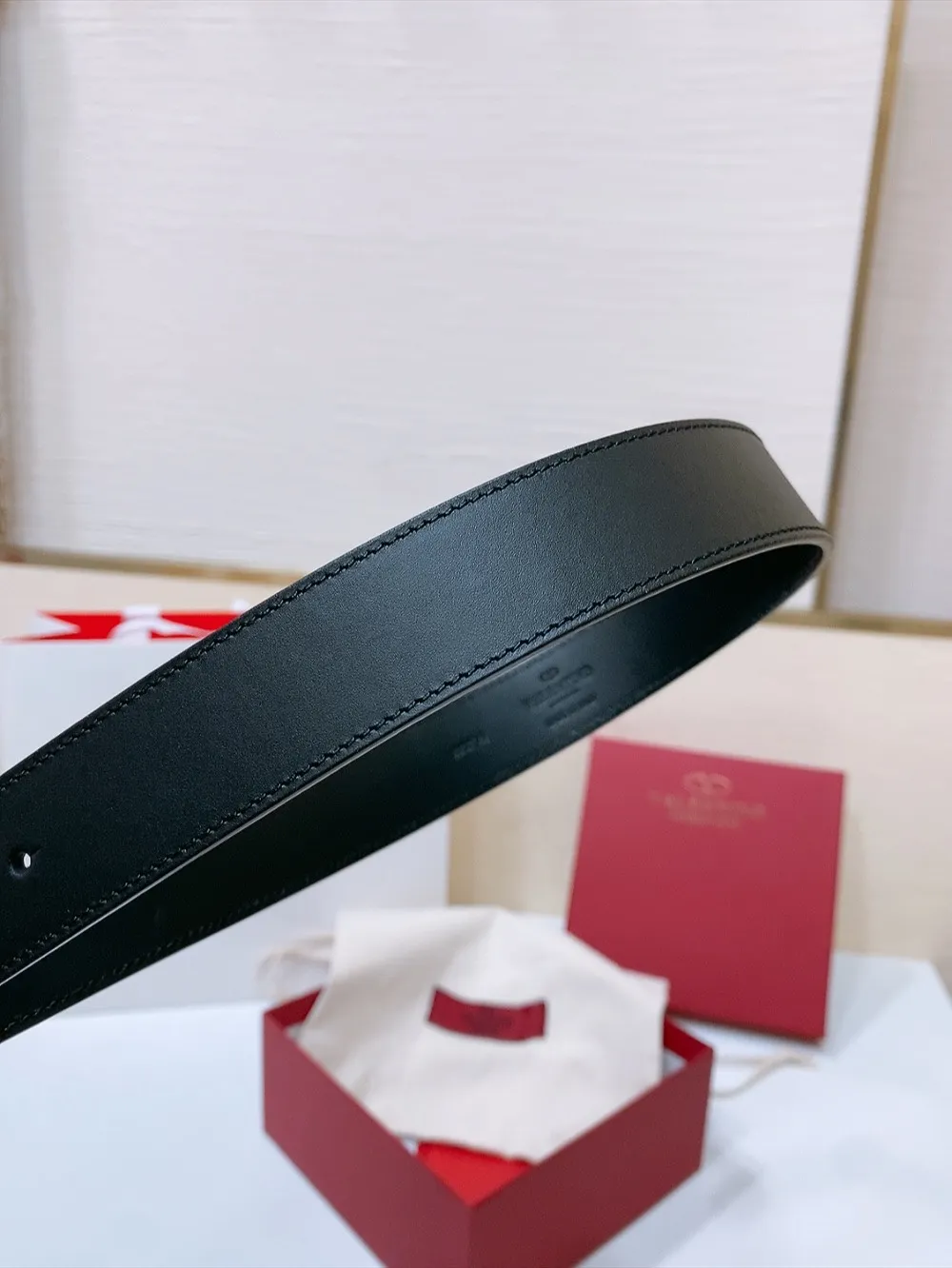 💰480💰Full package💰 💍Purchasing-grade Valentino VLOGO SIGNATURE buckle, decorated with Swarovski® imitation pearls -Swarovski diamond pattern buckle -Imported calfskin material, plain belt body -Width: 3 cm